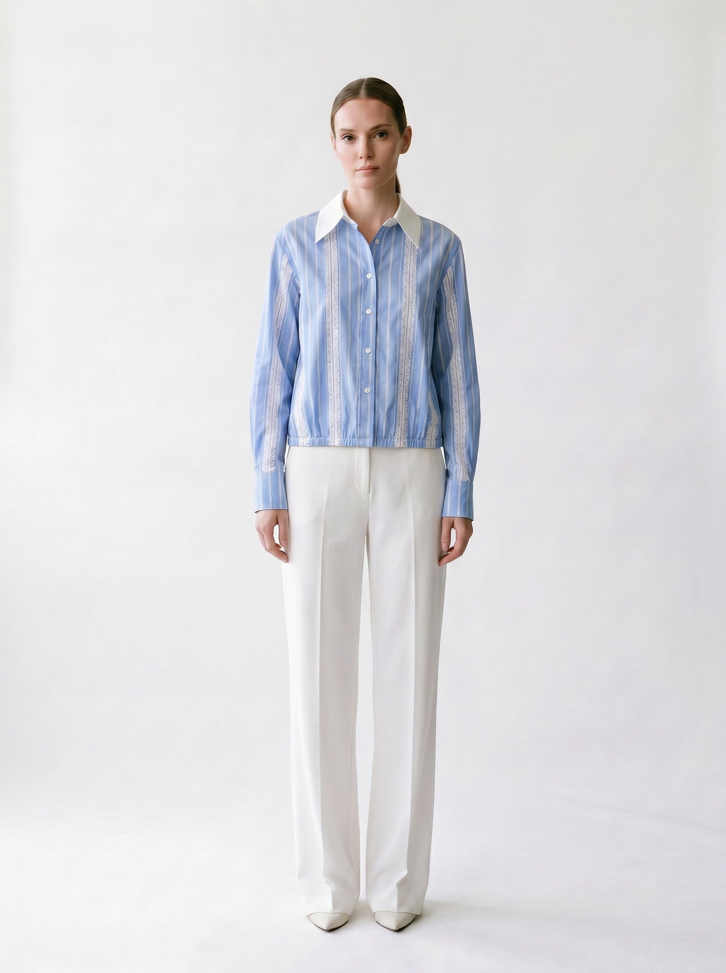 Chemise courte brodée à rayures - Col contrasté - Bandes dentelle - Elastique au bas - EscandelleParis - Bleu et Blanc - Devant