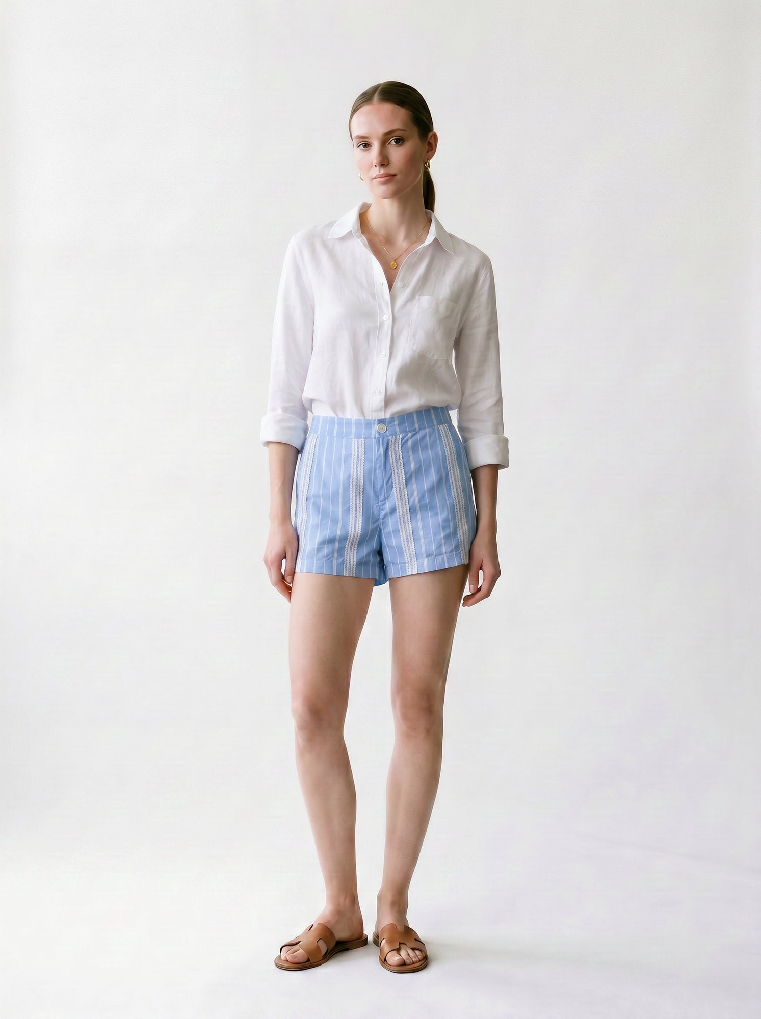 Short brodé à rayures - Zip et bouton - Poches - EscandelleParis - Bleu et blanc - Bandes Dentelles - Devant
