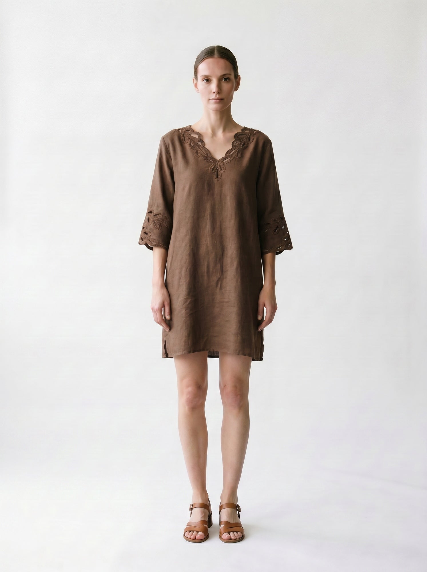 Robe en lin droite et évasée - Broderie Anglaise - Manches 3/4 - Fentes côtés - Choco - EscandelleParis - Devant
#couleur_choco