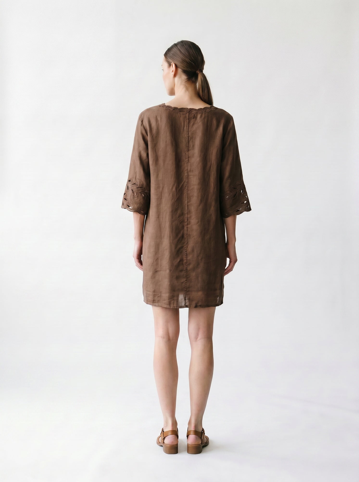 Robe en lin droite et évasée - Broderie Anglaise - Manches 3/4 - Fentes côtés - Choco - EscandelleParis - Dos
#couleur_choco