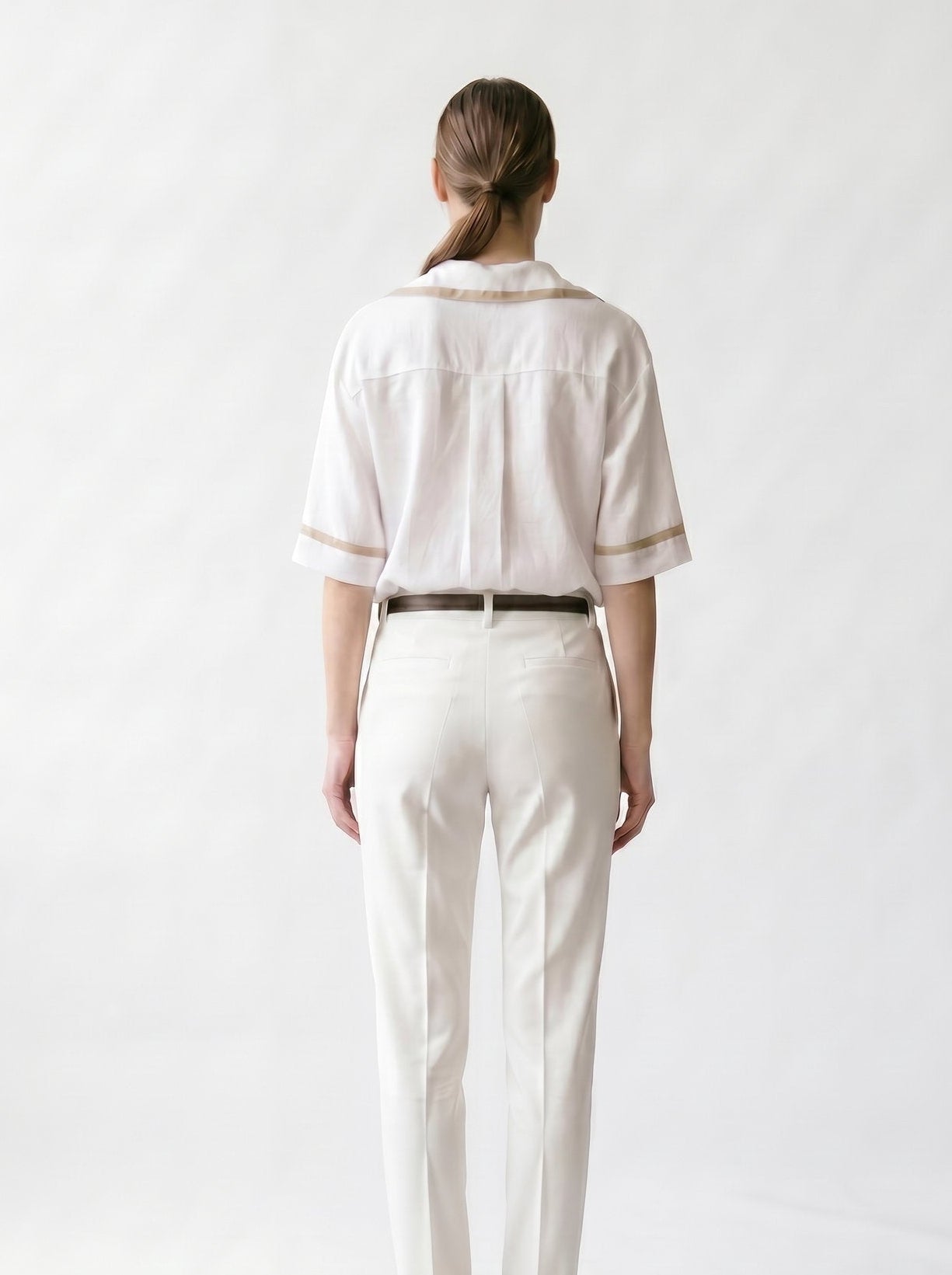 Blouse bicolore - col V à revers - Manches 3/4 - EscandelleParis - Taupe & Blanc - Devant
#couleur_blanc
