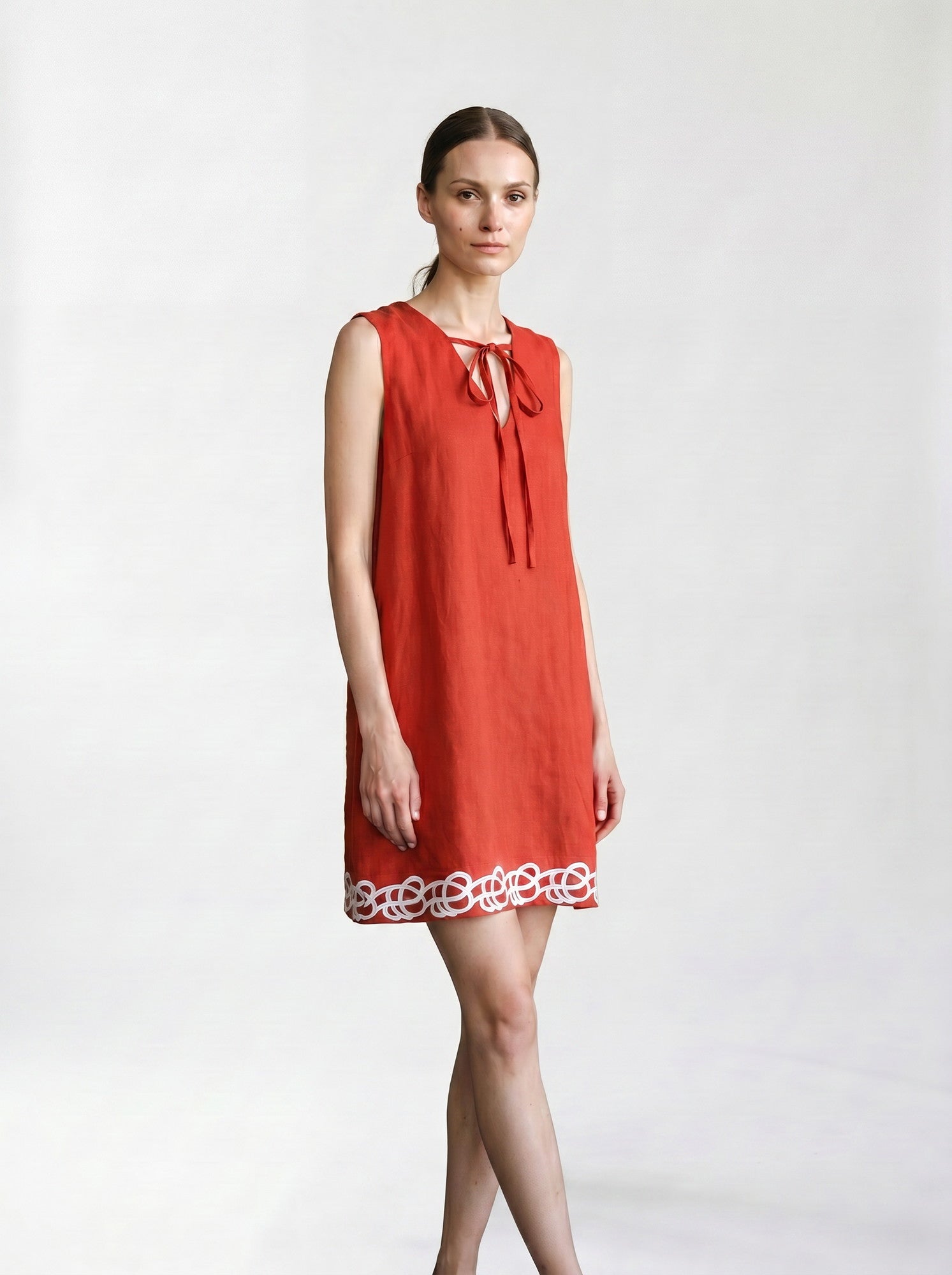 Rose de plage trapèze - Broderie bas de rode - lacets et col V - EscandelleParis - Brique - Devant
#couleur_brique