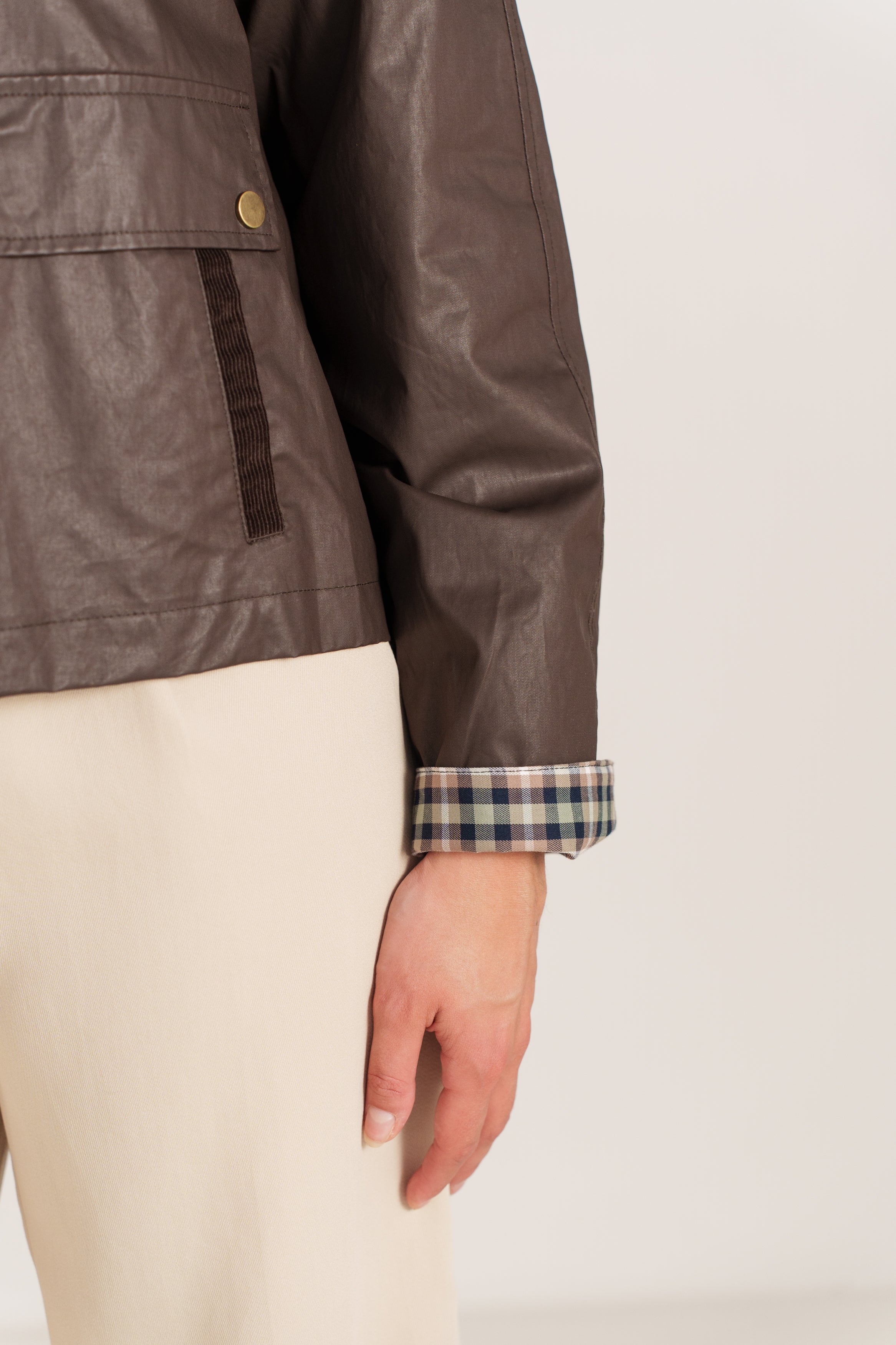 ELIANE veste courte déperlante col velours poignets tartan choco femme - Escandelle Paris (gros plan détails matière)
#couleur_choco