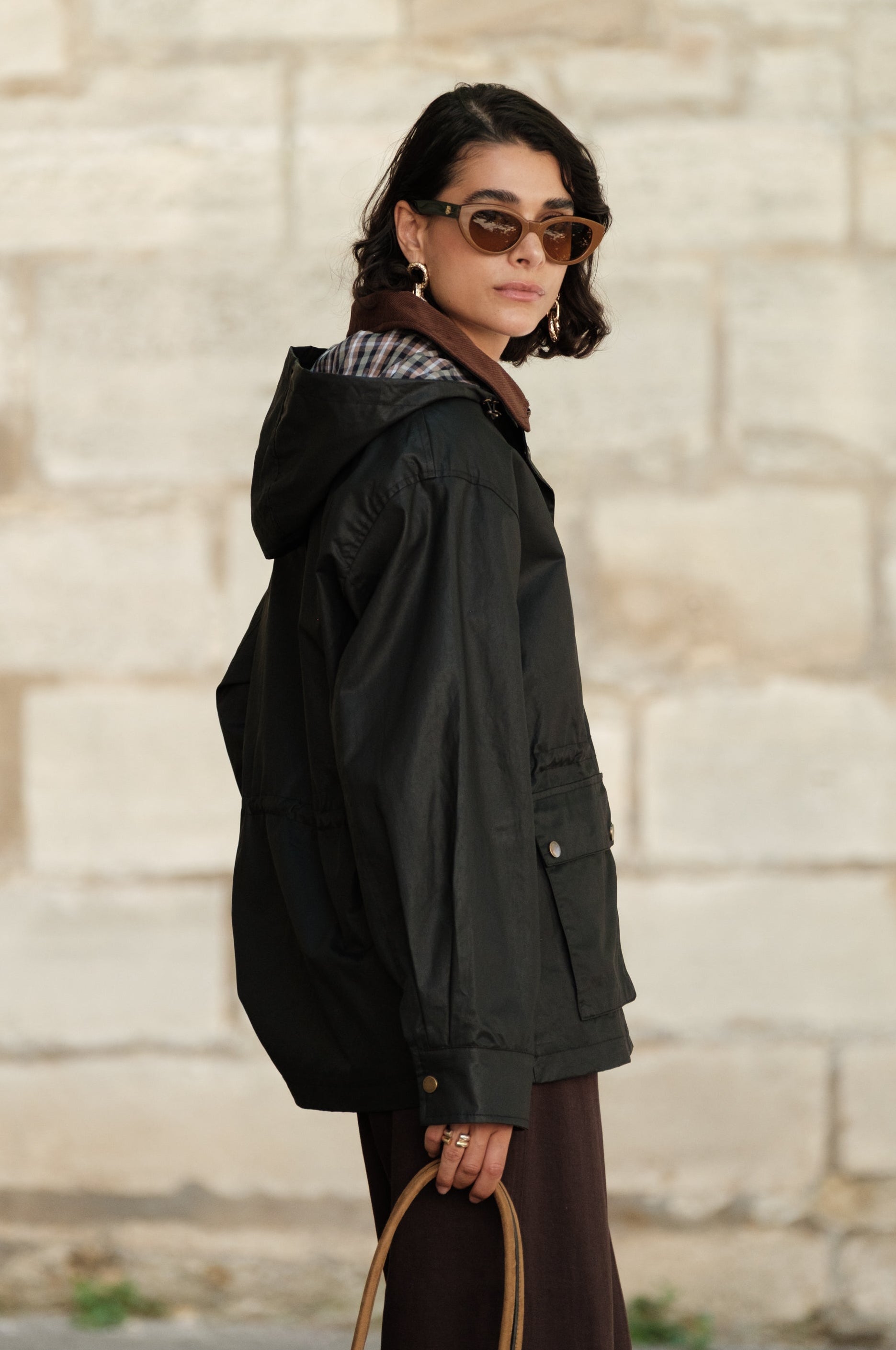 ELODIE veste mi-longue velours bi-matière capuche noir femme - Escandelle Paris (profil gauche)
#couleur_noir