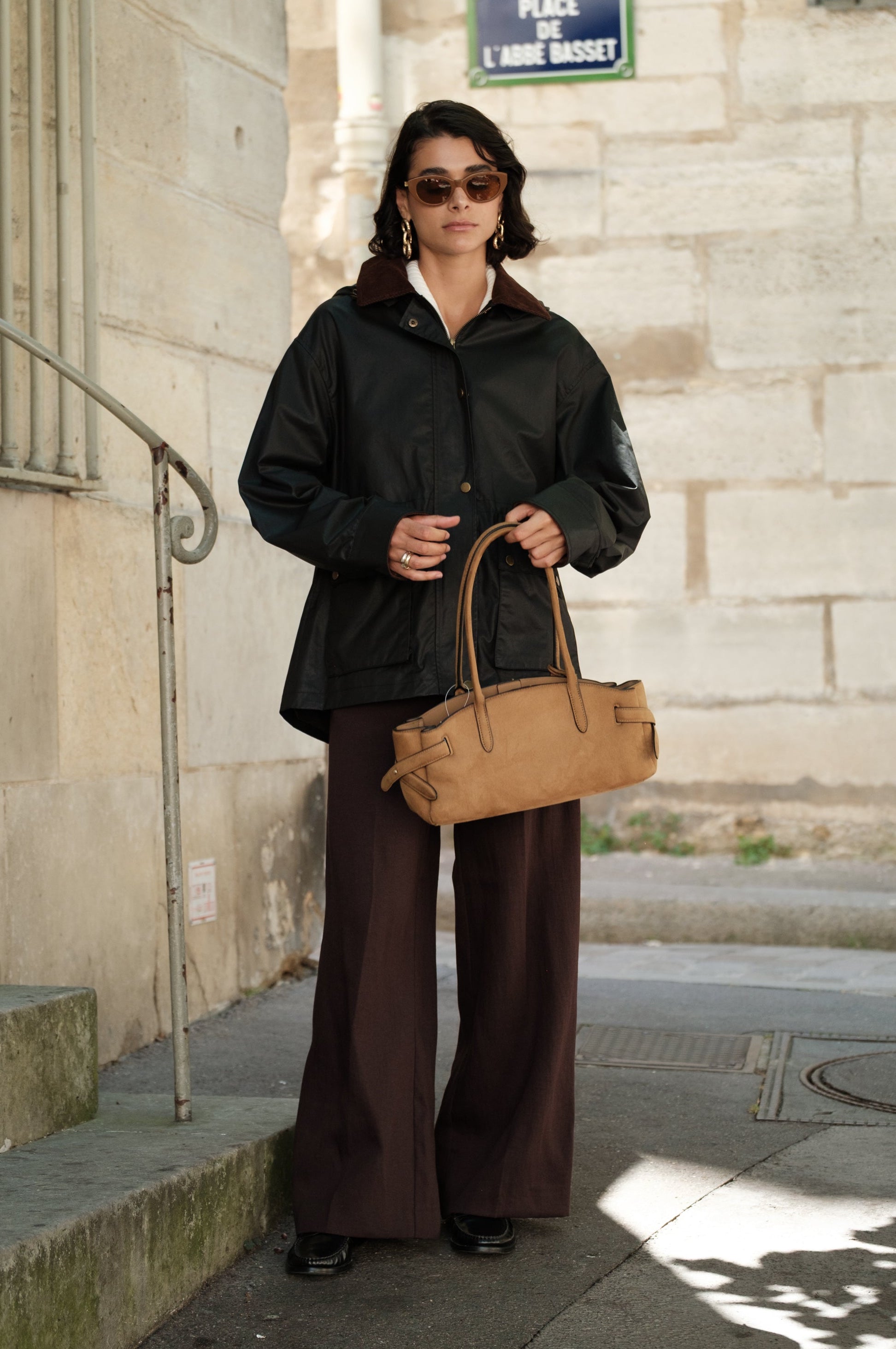 ELODIE veste mi-longue velours bi-matière capuche noir femme - Escandelle Paris (portrait)
#couleur_noir
