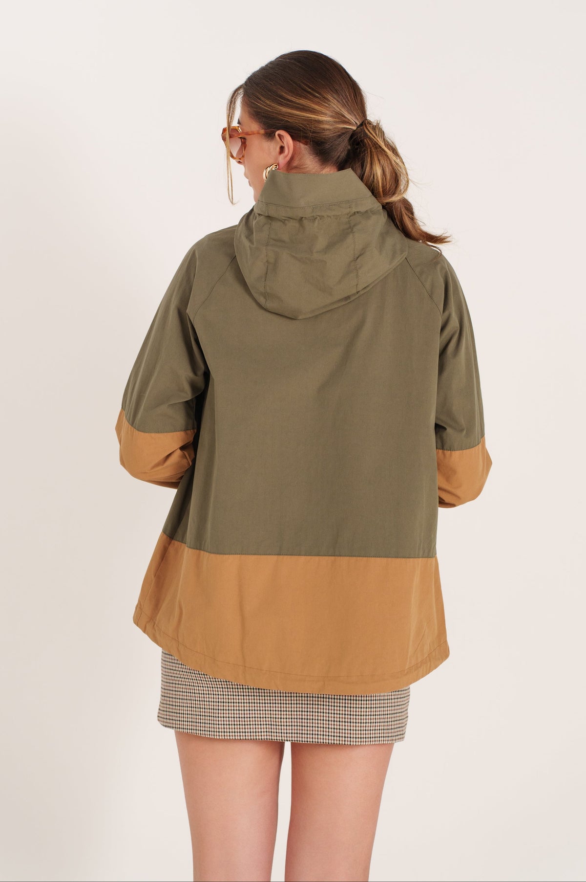 PASCALE veste mi-longue coton bicolore capuche imprimée kaki femme - Escandelle Paris (dos)
#couleur_kaki