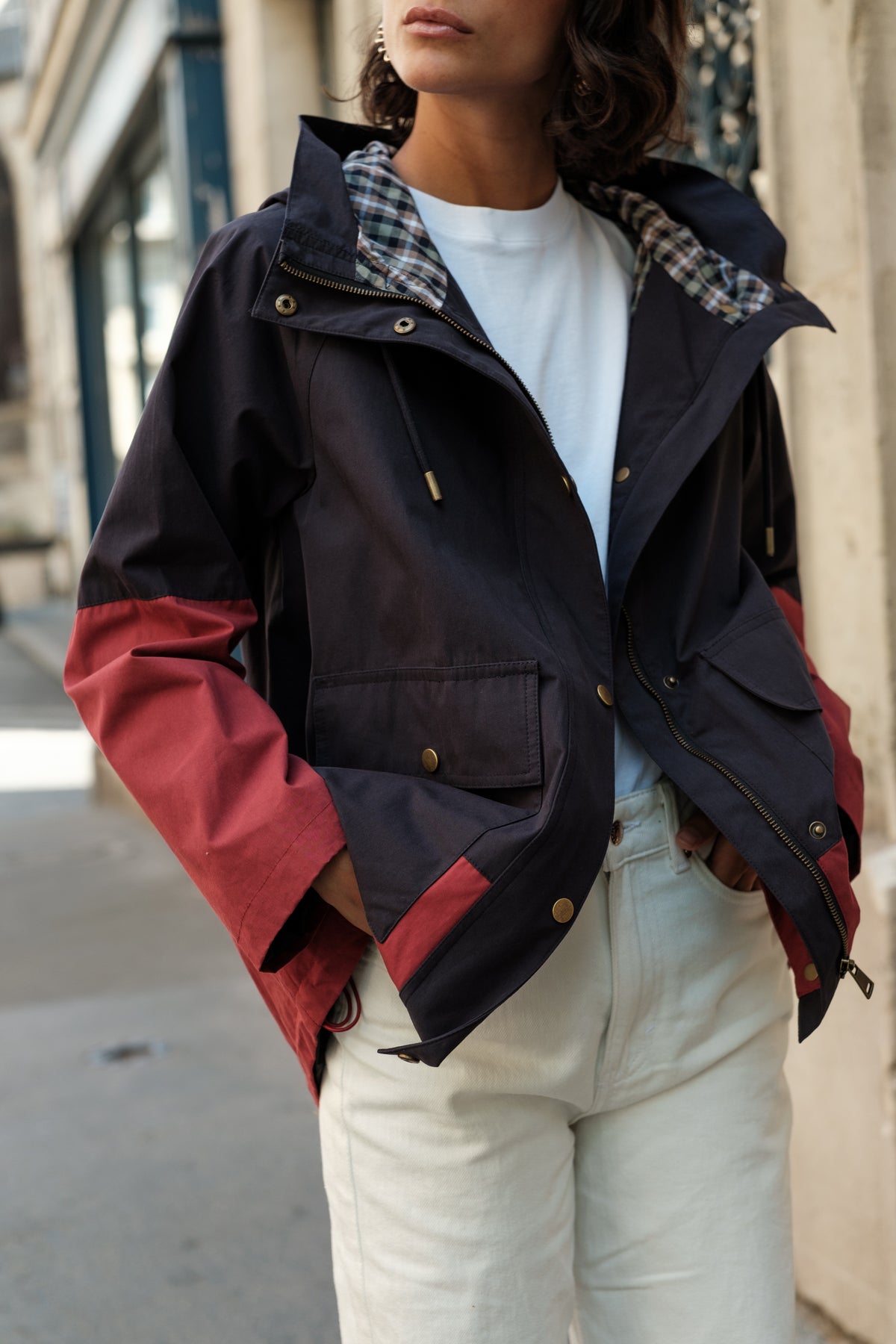 PASCALE veste mi-longue coton bicolore capuche imprimée marine femme - Escandelle Paris (gros plan détails matière)
#couleur_marine
