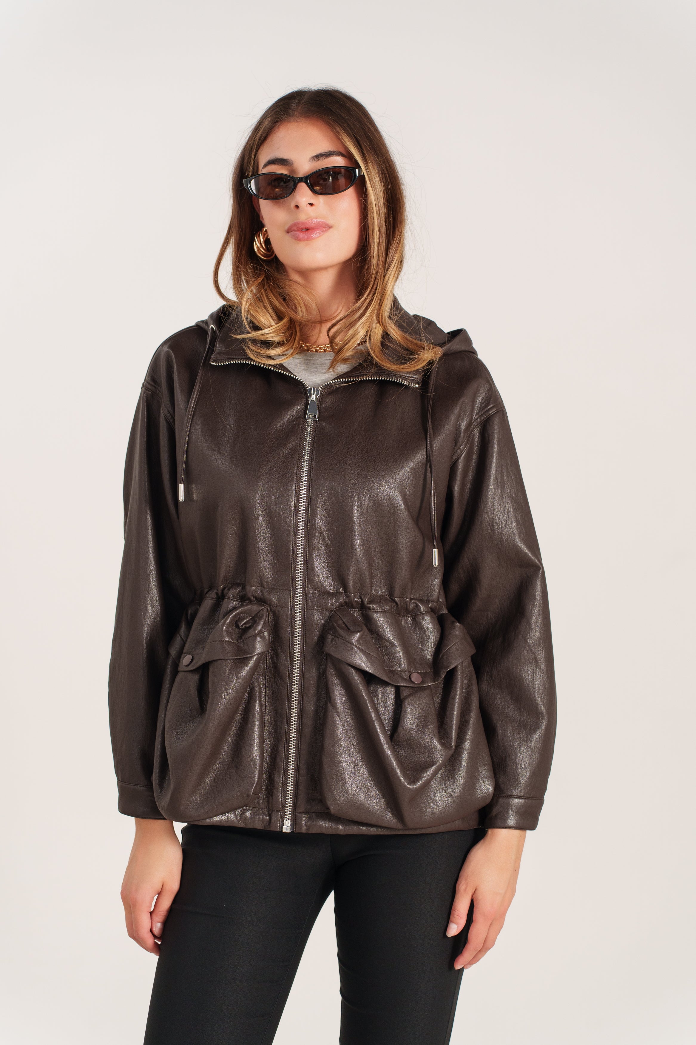 LEANDRA blouson bomber similicuir capuche choco femme - Escandelle Paris (portrait)
#couleur_choco