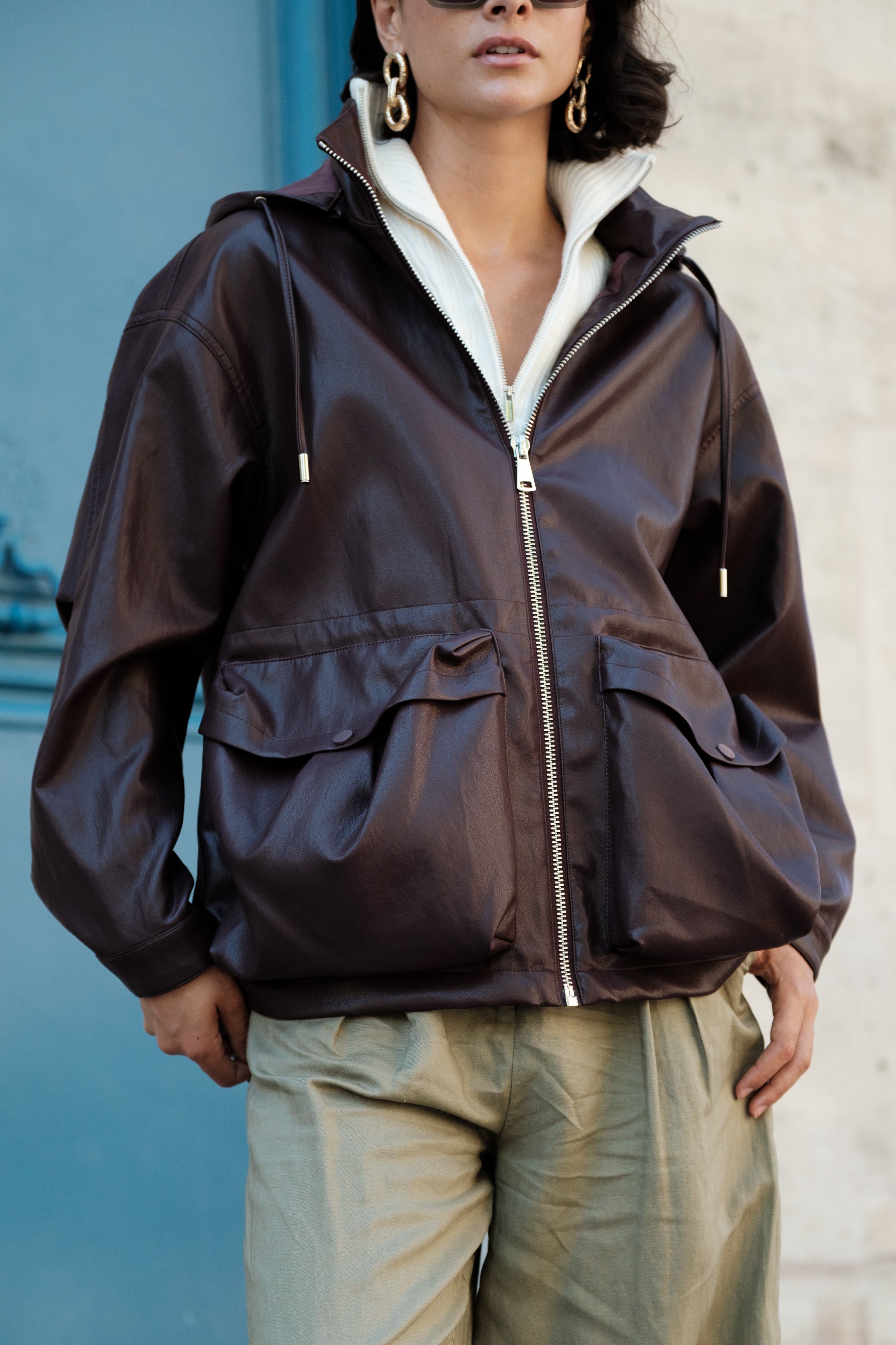 LEANDRA blouson bomber similicuir capuche bordeaux femme - Escandelle Paris (gros plan détails matière)
#couleur_bordeaux