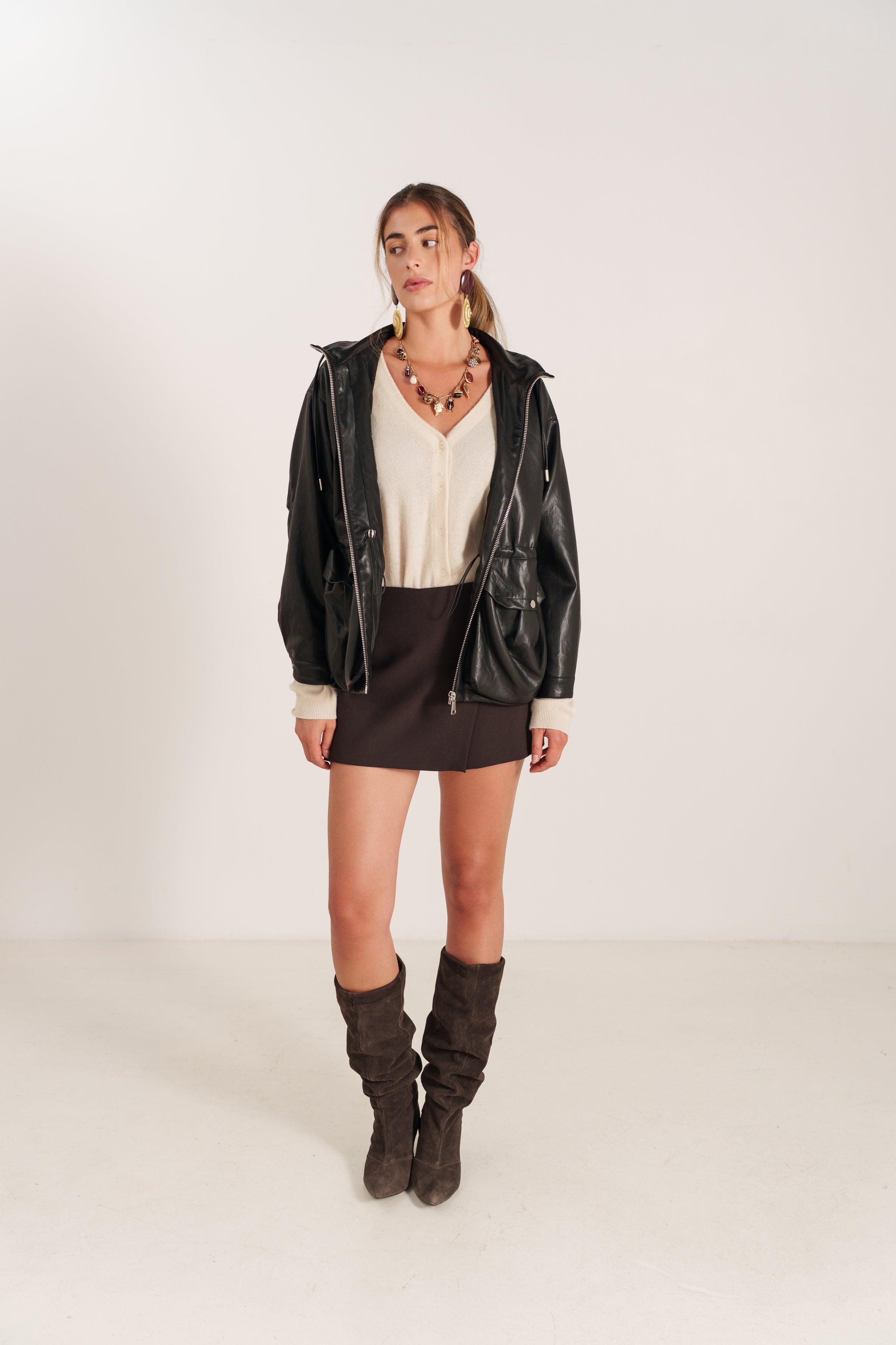 LEANDRA blouson bomber similicuir capuche noir femme - Escandelle Paris (silhouette entière)
#couleur_noir