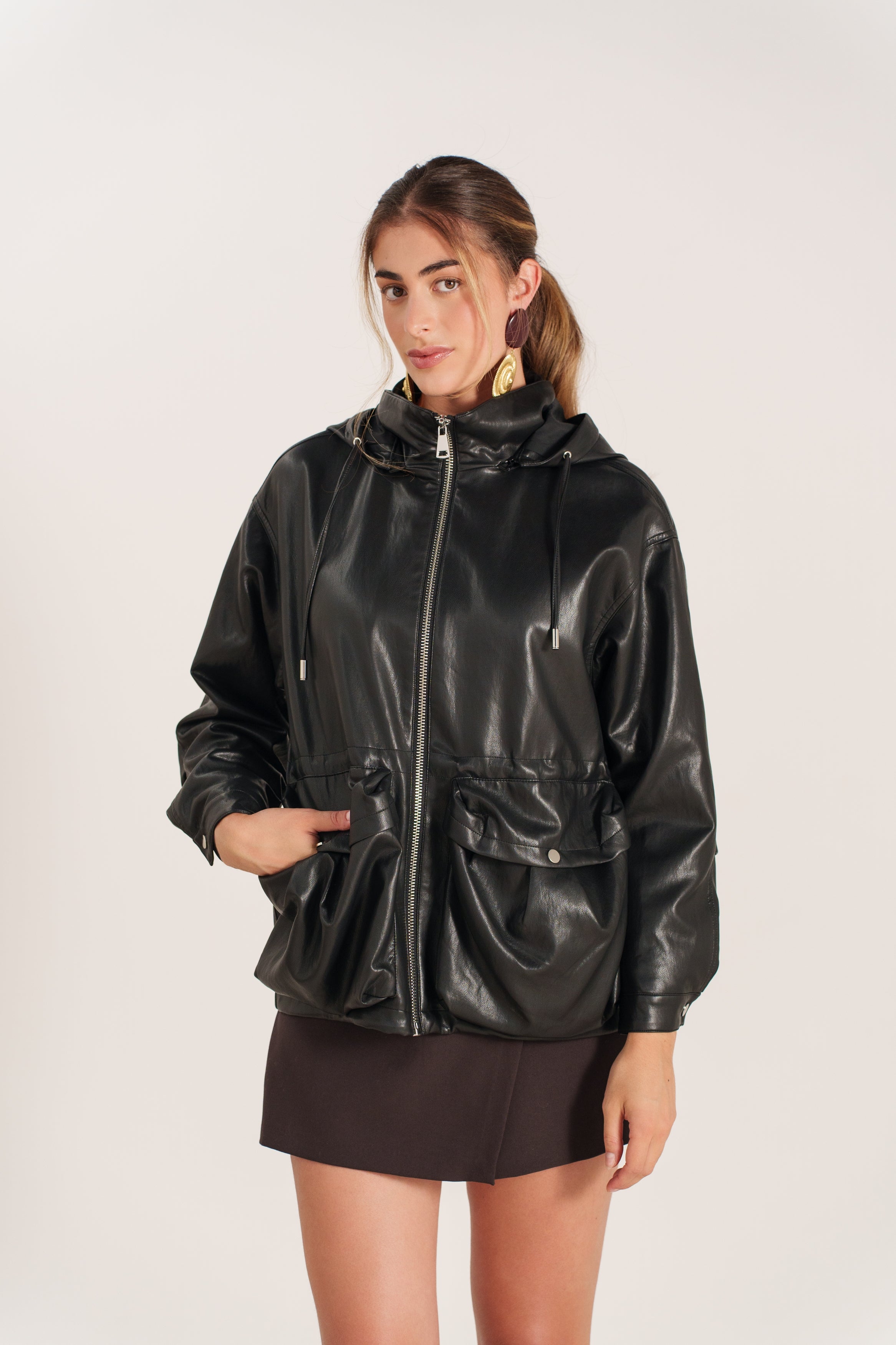 LEANDRA blouson bomber similicuir capuche noir femme - Escandelle Paris (portrait)
#couleur_noir