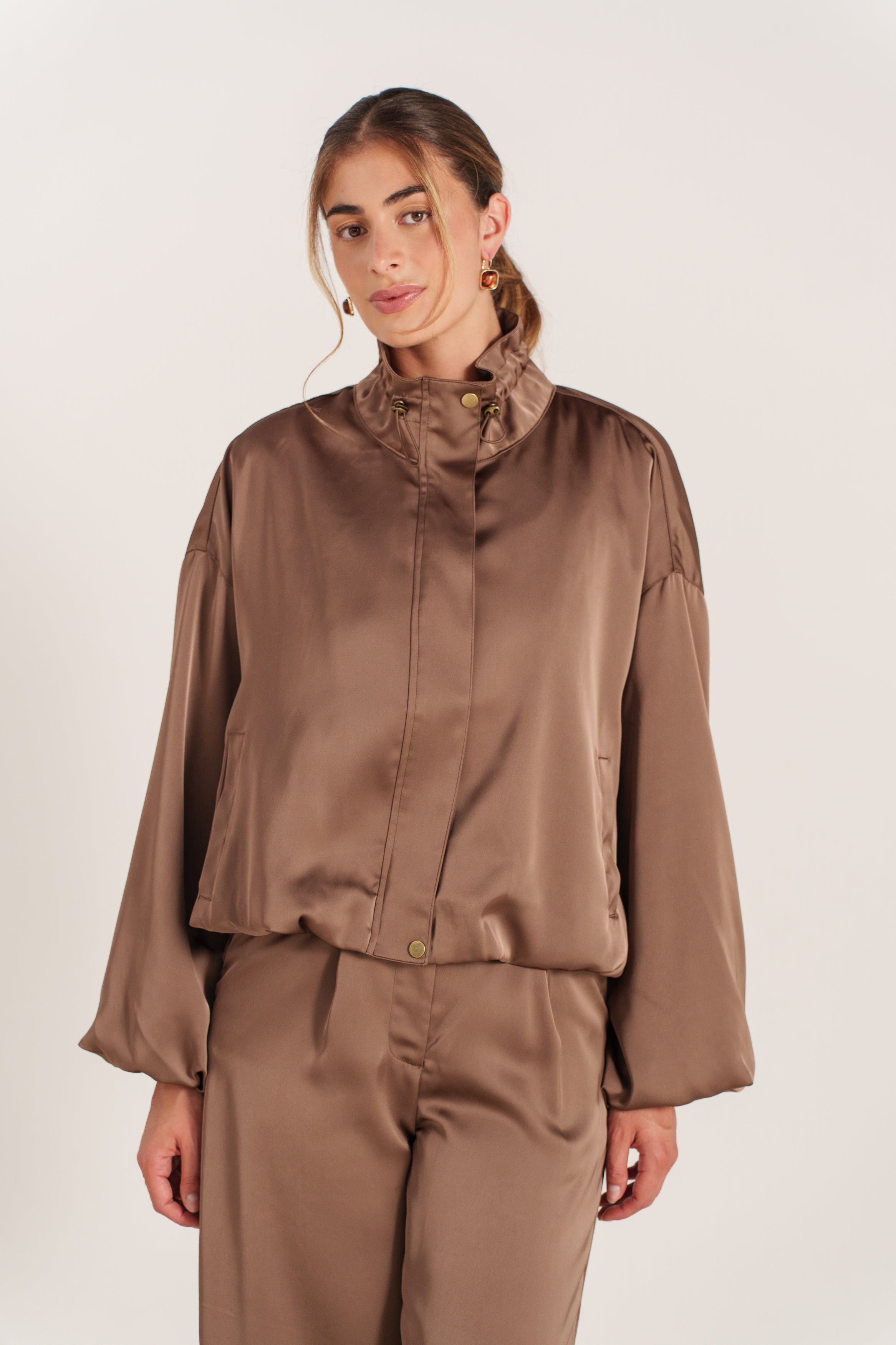 ISABELLE veste bomber satin léger manches longues choco femme - Escandelle Paris (portrait)
#couleur_choco
