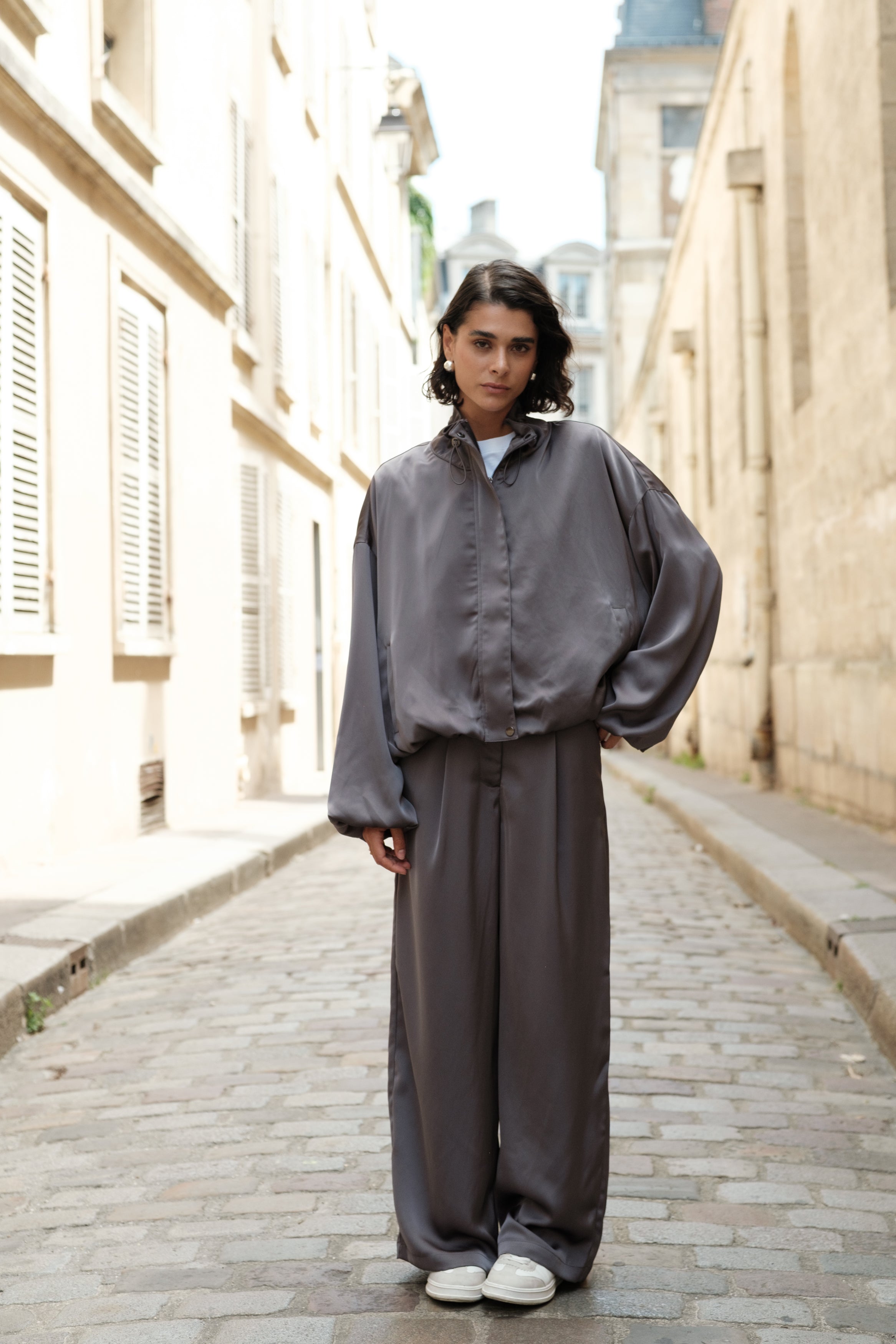 ISABELLE veste bomber satin léger manches longues gris femme - Escandelle Paris (portrait)
#couleur_gris