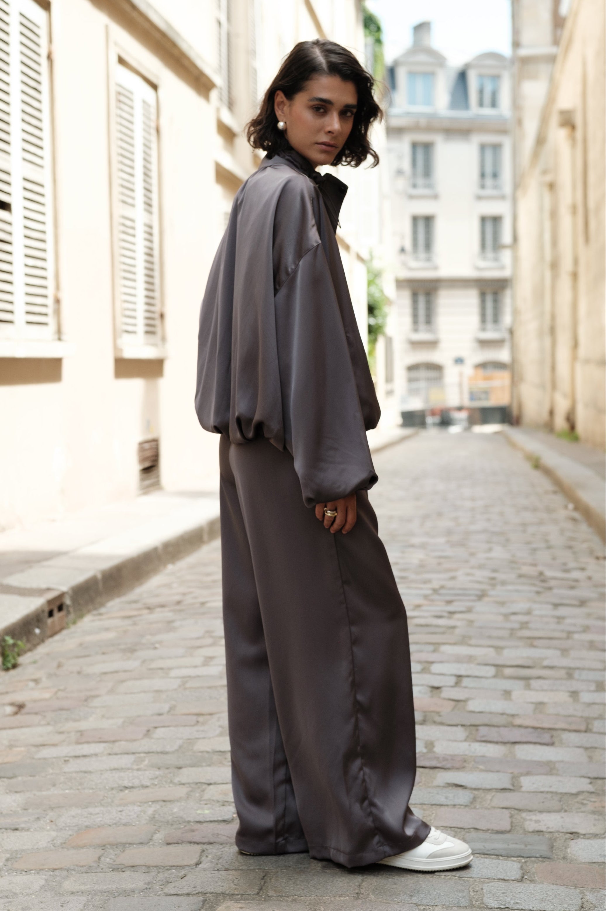 ISABELLE veste bomber satin léger manches longues gris femme - Escandelle Paris (profil droit)
#couleur_gris