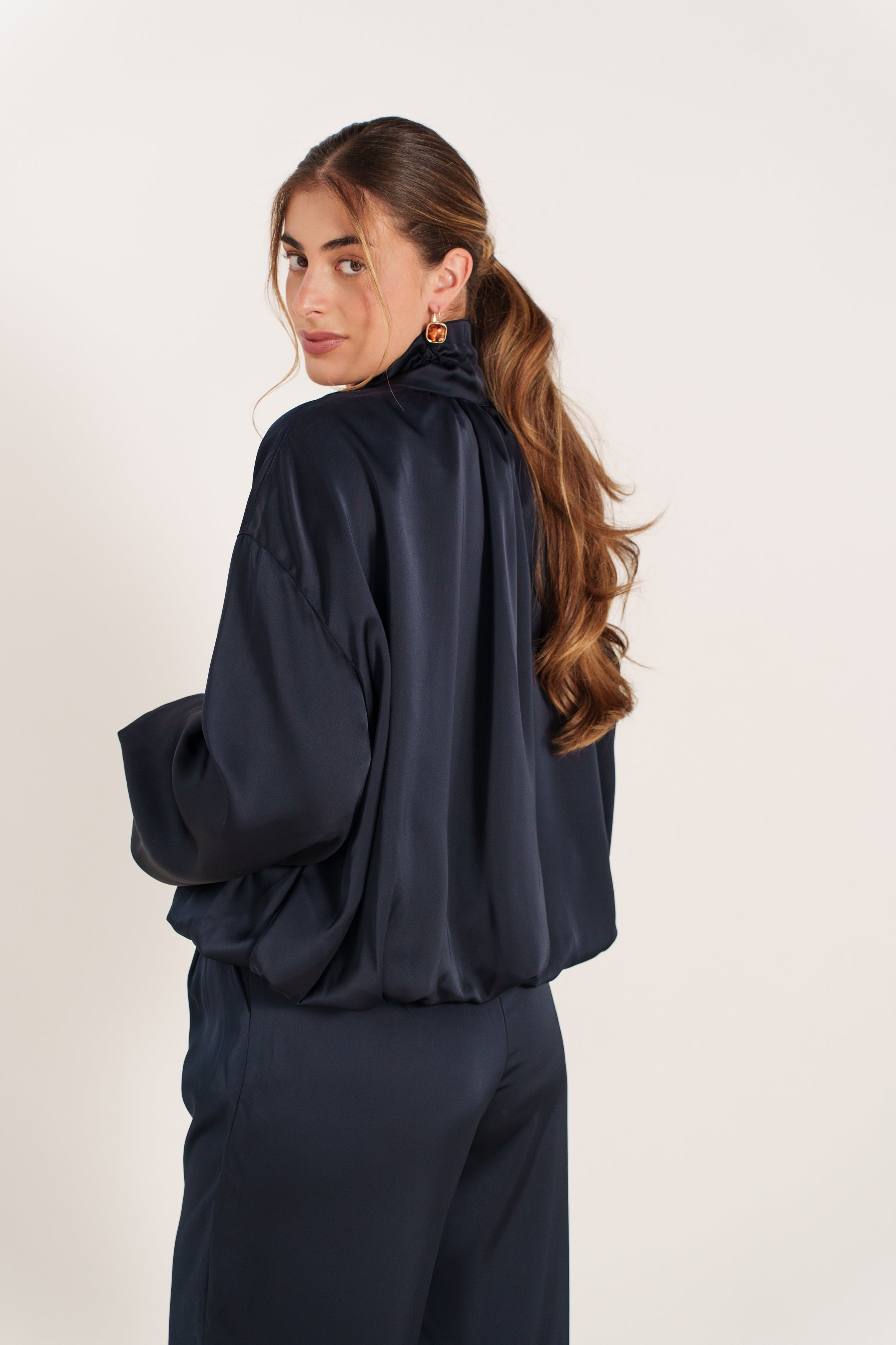 ISABELLE veste bomber satin léger manches longues marine femme - Escandelle Paris (dos)
#couleur_marine