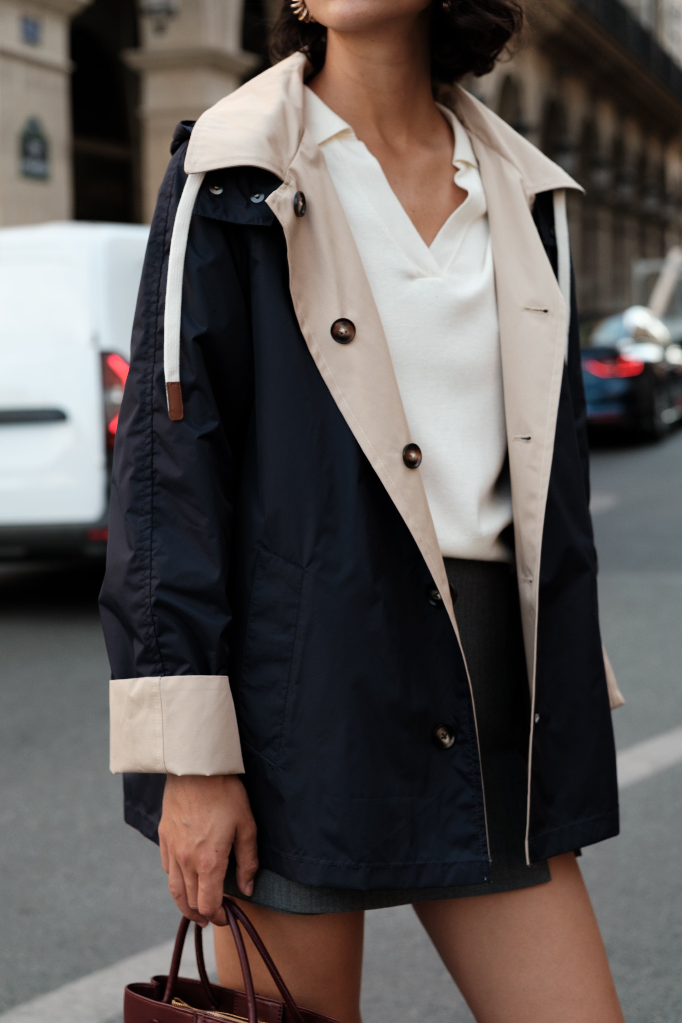 MARCELLIA parka mi-longue déperlante réversible capuche boutonnée marine femme - Escandelle Paris (gros plan détails matière)
#couleur_marine
