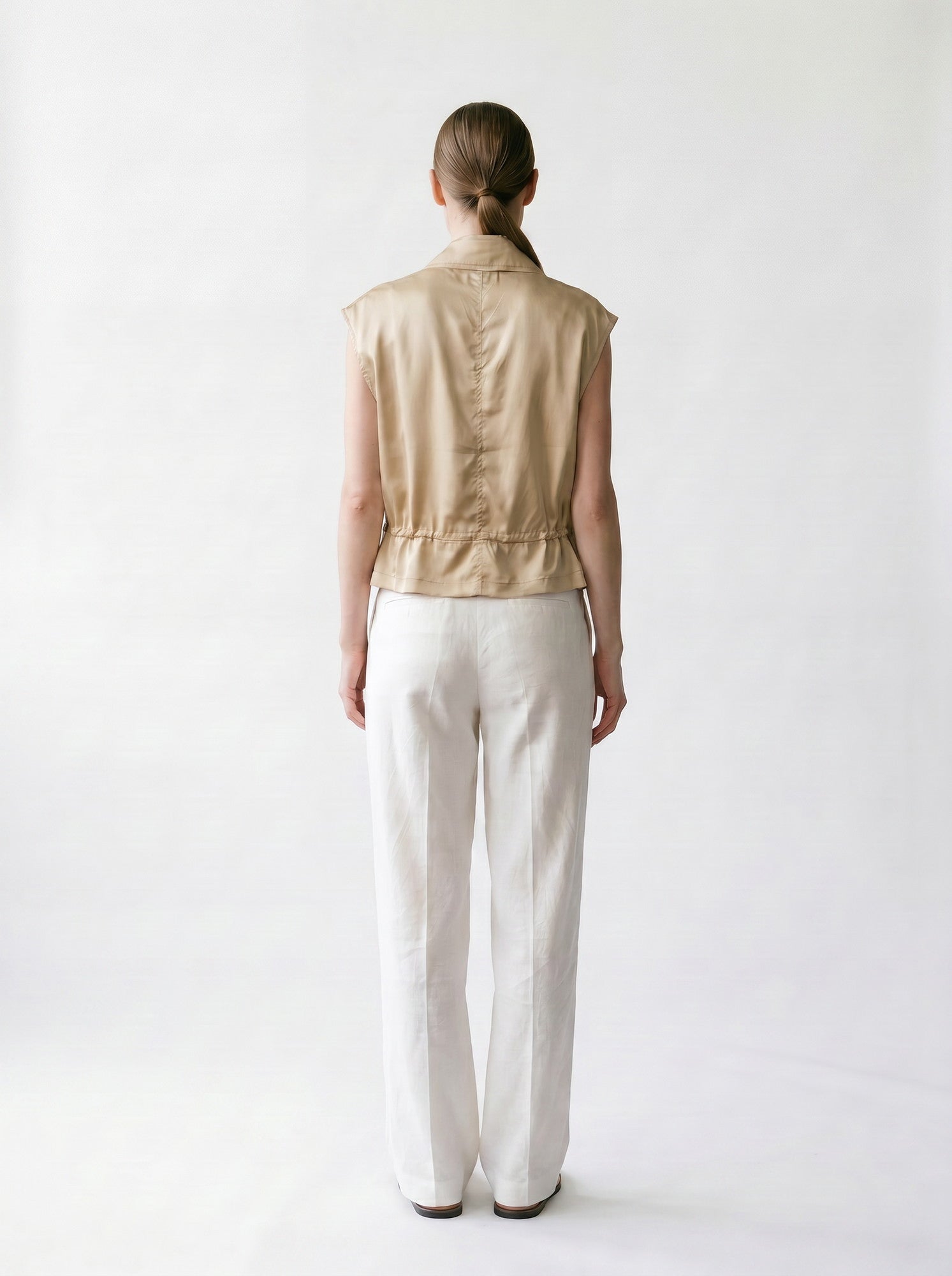 Veste sans manches - Col montant - Poches et élastique à la taille - EscandelleParis - Beige - Devant
#couleur_beige
