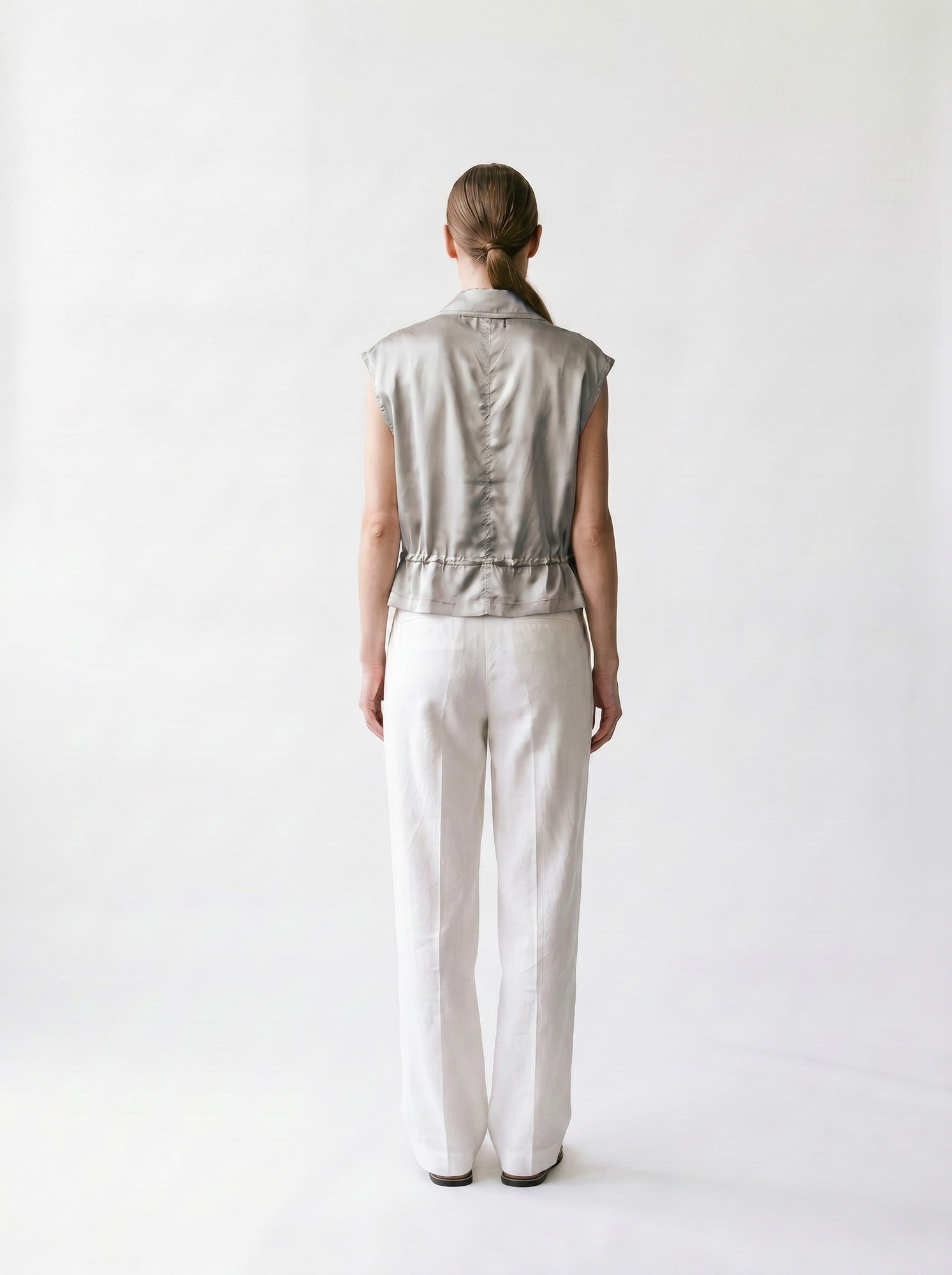 Veste sans manches - Col montant - Poches et élastique à la taille - EscandelleParis - Gris - Dos
#couleur_gris