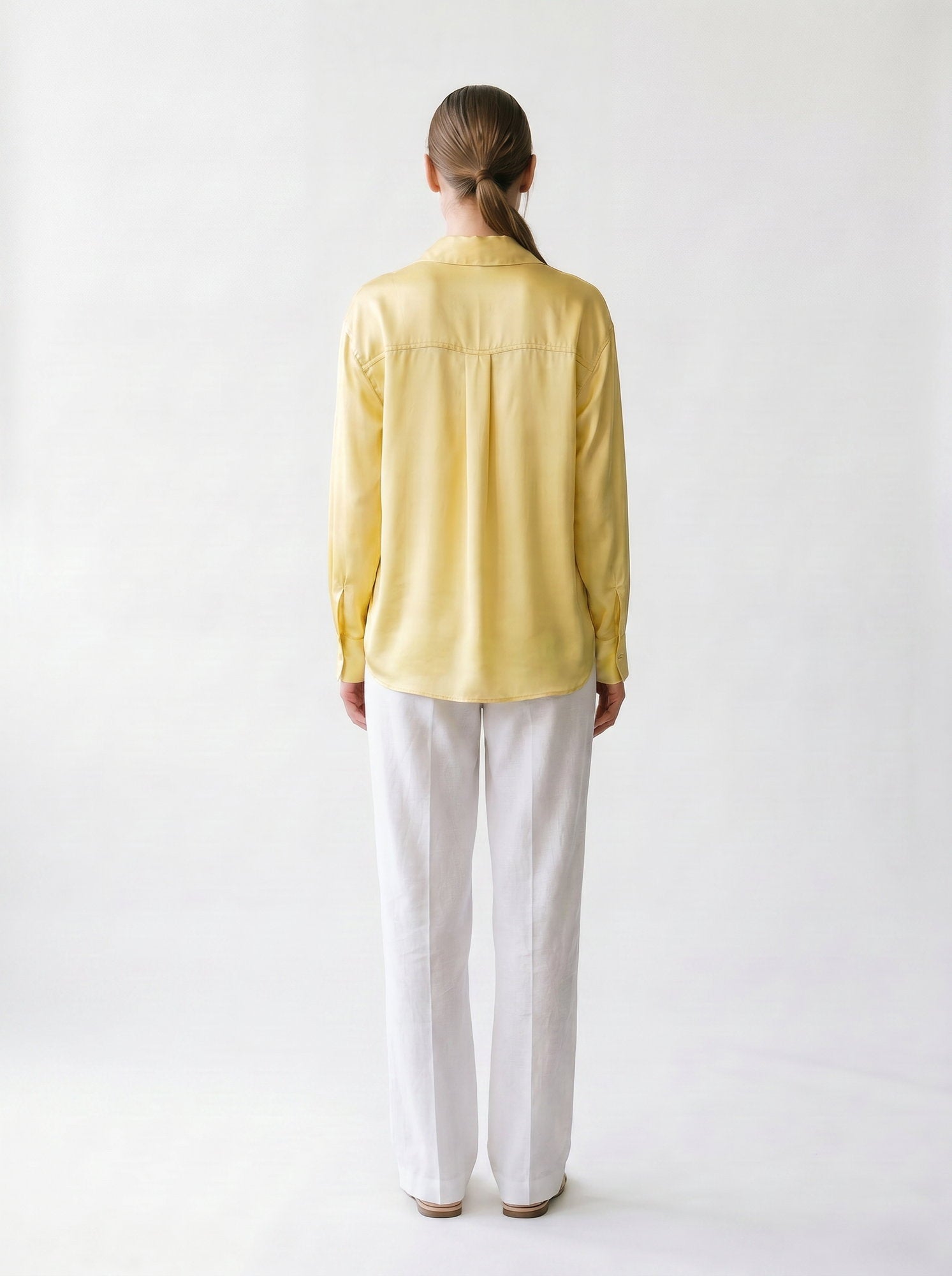 Chemise satin - boutonnière -manches ajustables - col français - EscandelleParis - jaune- Dos
#couleur_jaune