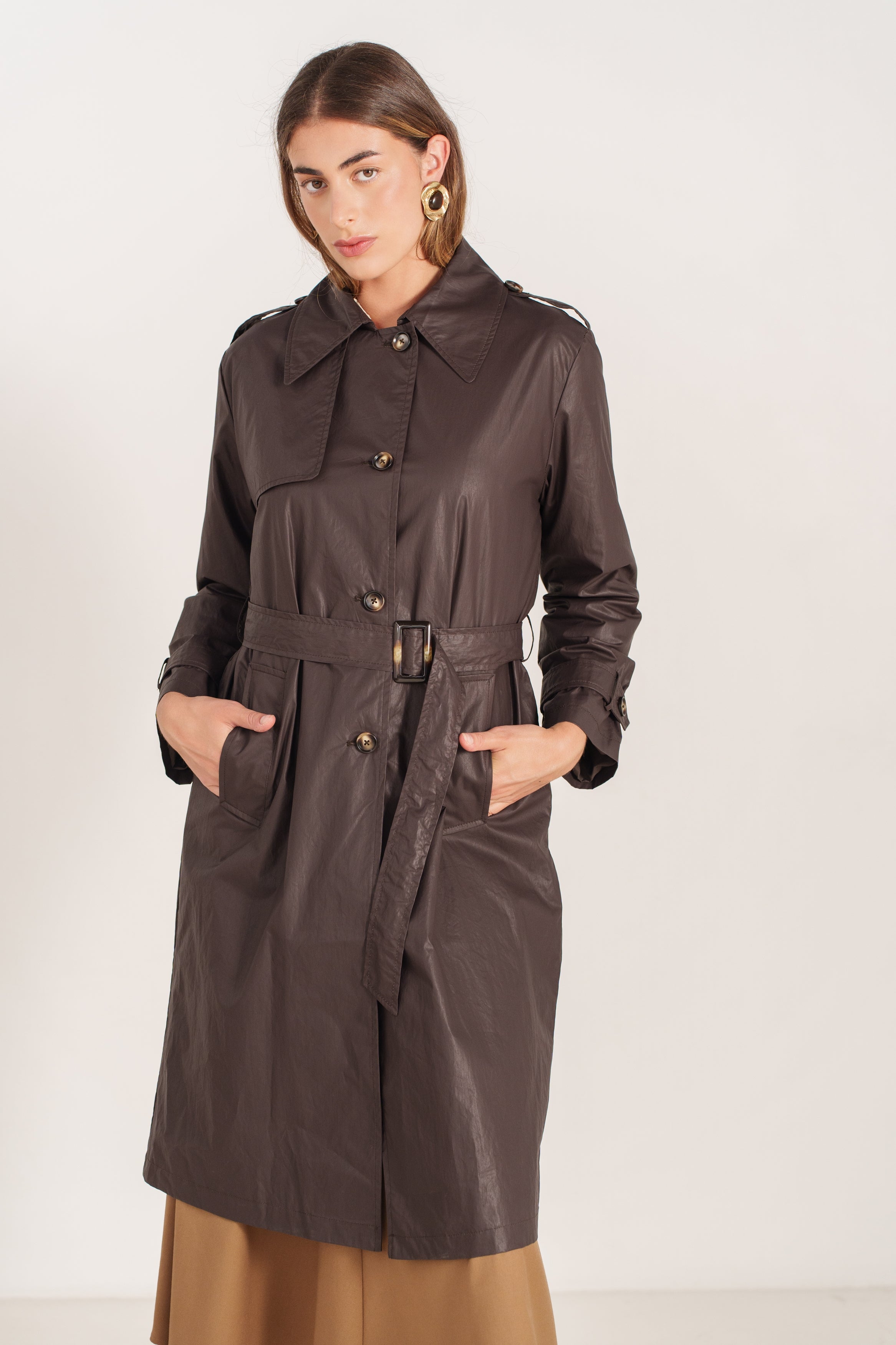 SYLVANA trench long similicuir ceinturé col chemise choco femme - Escandelle Paris (portrait)
#couleur_choco