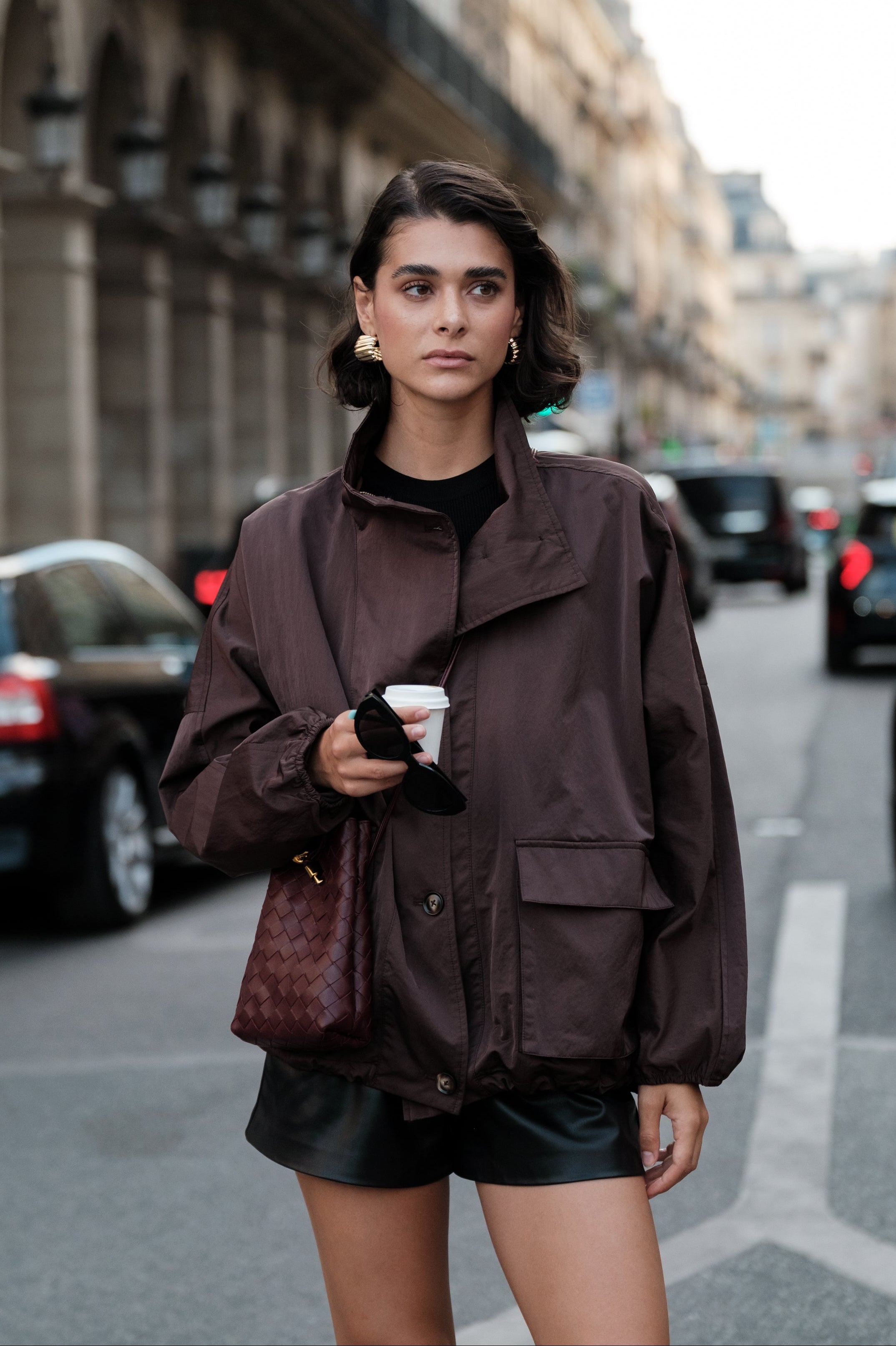 EDITH veste mi-longue imperméable col montant boutonnée choco femme - Escandelle Paris (silhouette entière)
#couleur_choco