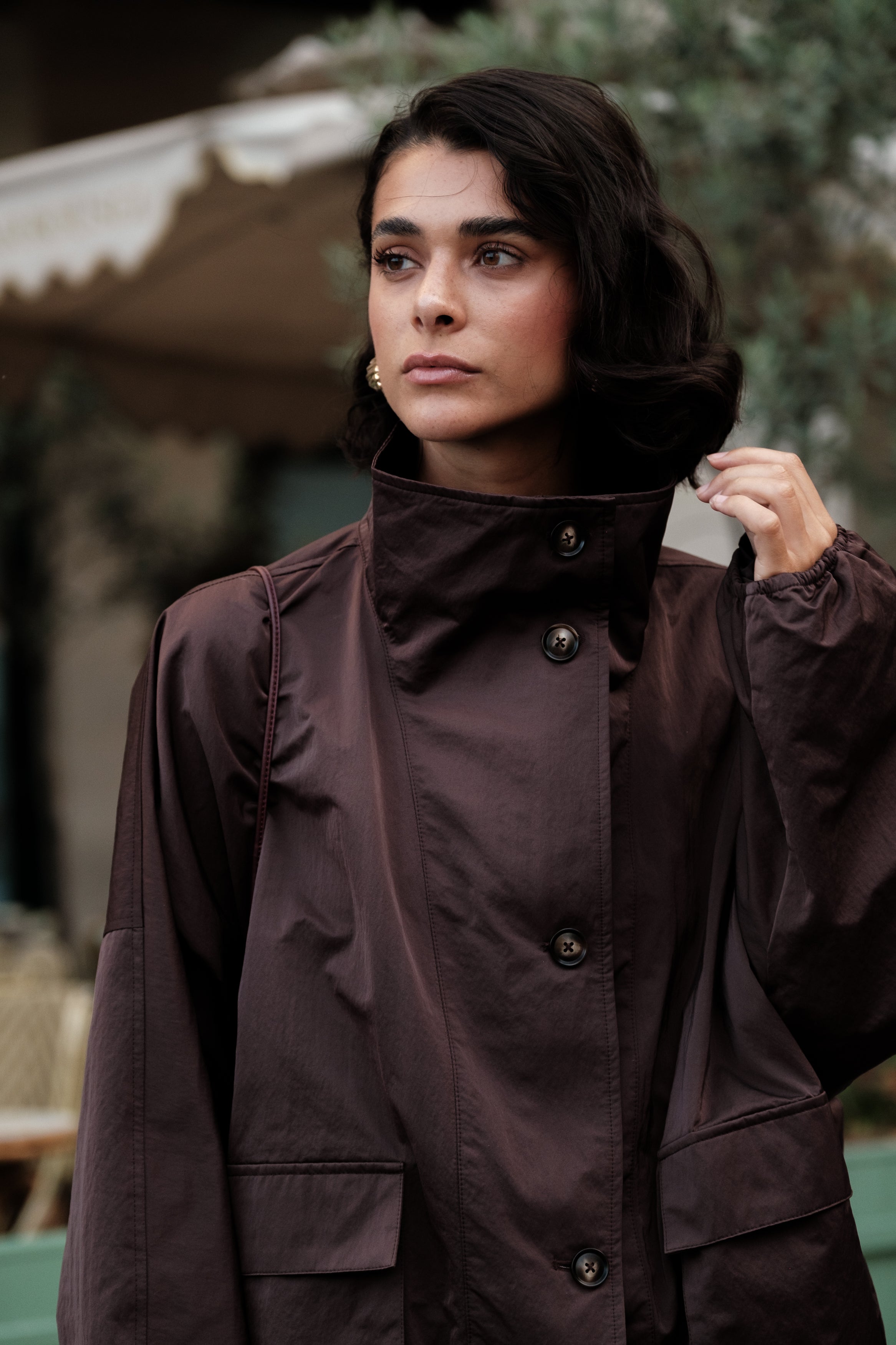 EDITH veste mi-longue imperméable col montant boutonnée choco femme - Escandelle Paris (gros plan col)
#couleur_choco