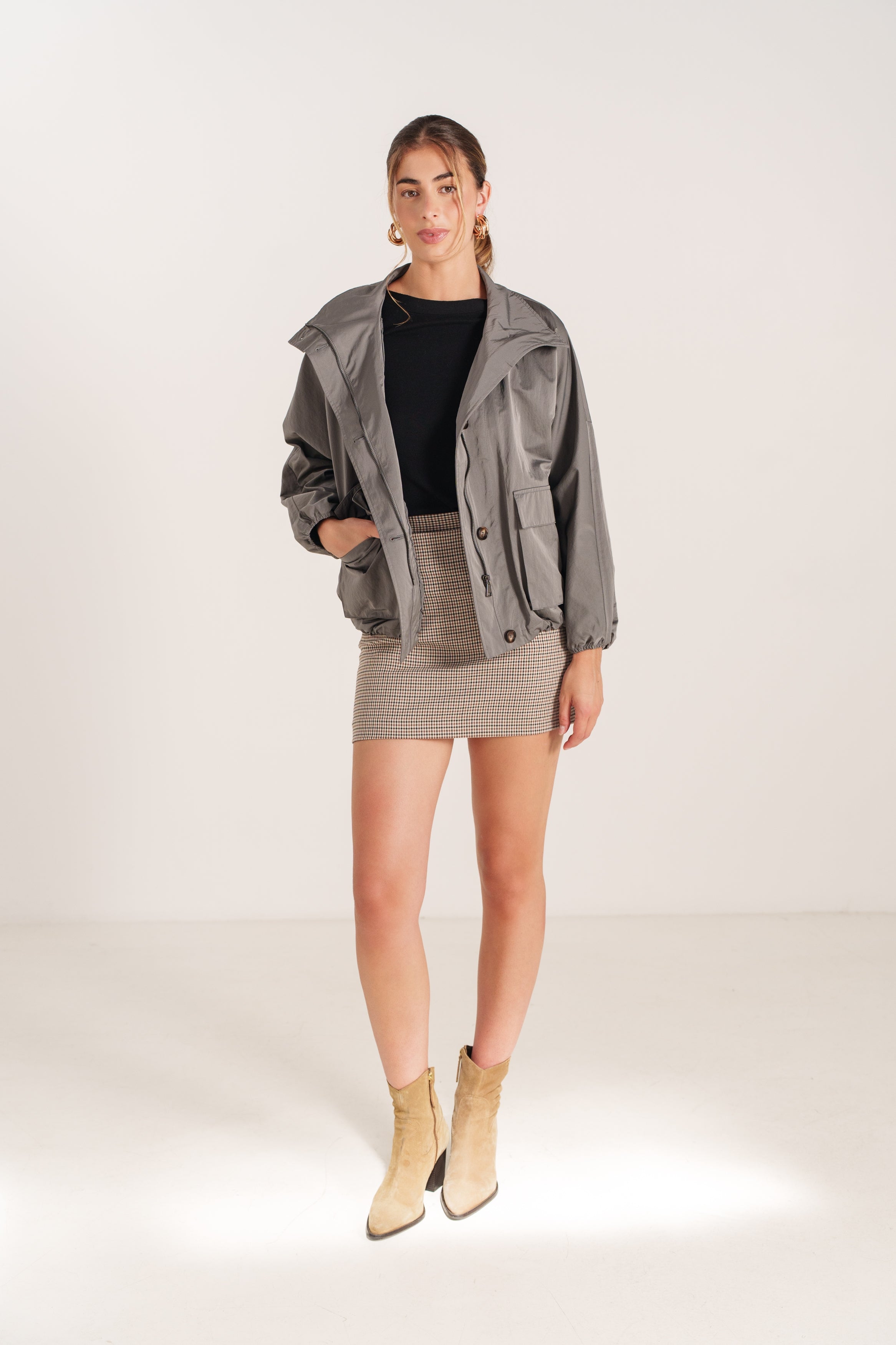 EDITH veste mi-longue imperméable col montant boutonnée gris femme - Escandelle Paris (silhouette entière)
#couleur_gris