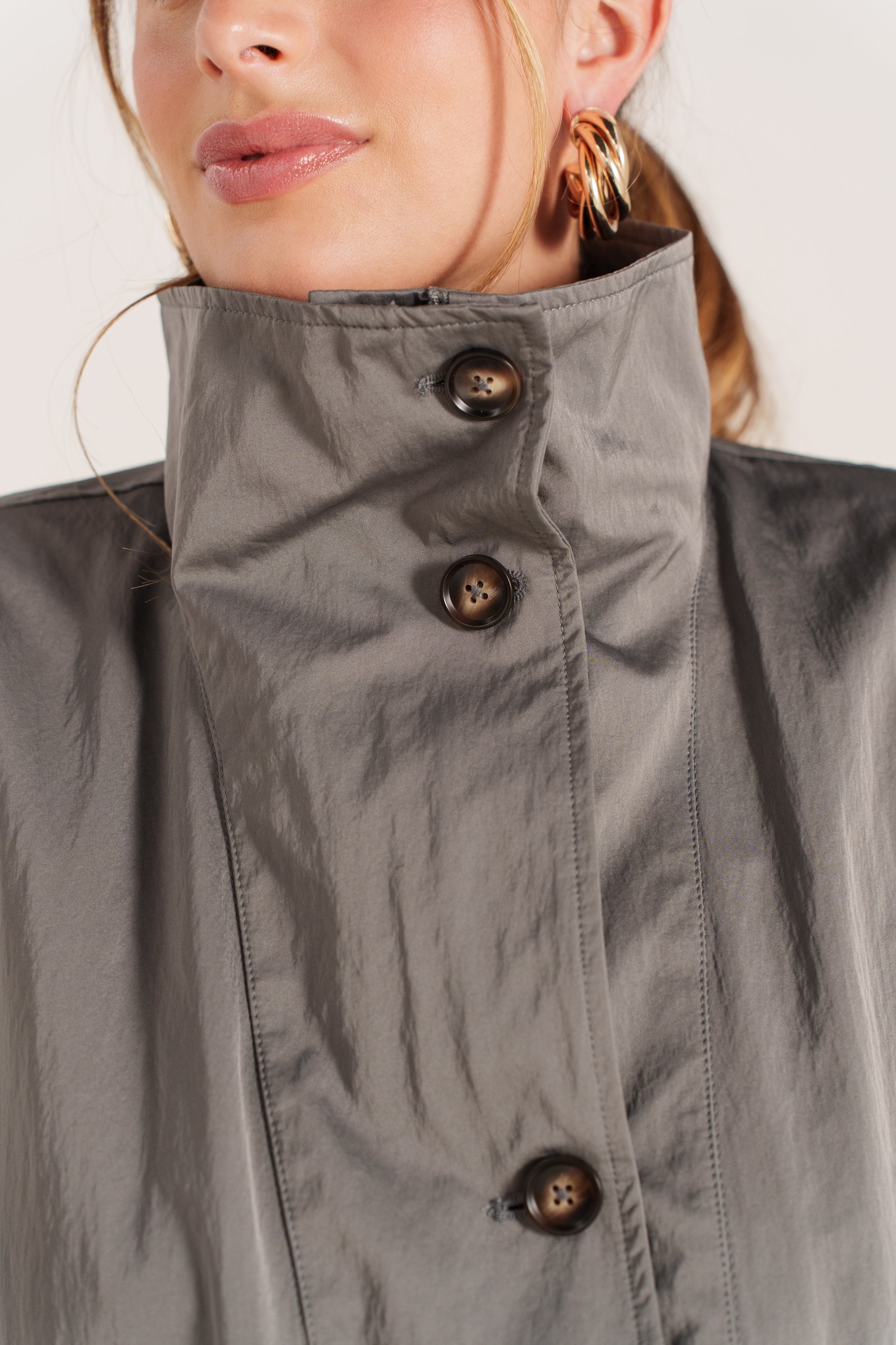 EDITH veste mi-longue imperméable col montant boutonnée gris femme - Escandelle Paris (gros plan détails matière)
#couleur_gris