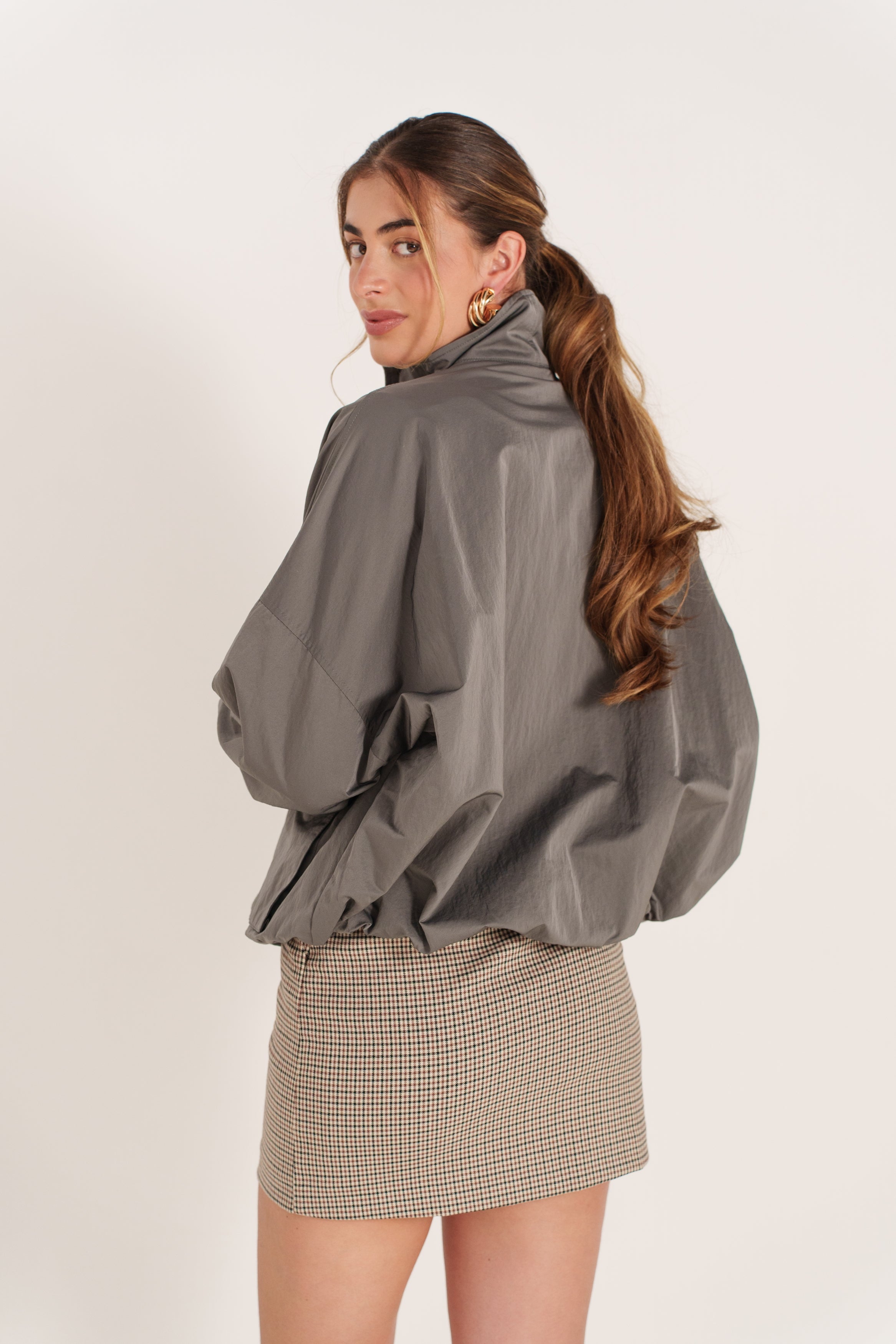 EDITH veste mi-longue imperméable col montant boutonnée gris femme - Escandelle Paris (dos)
#couleur_gris