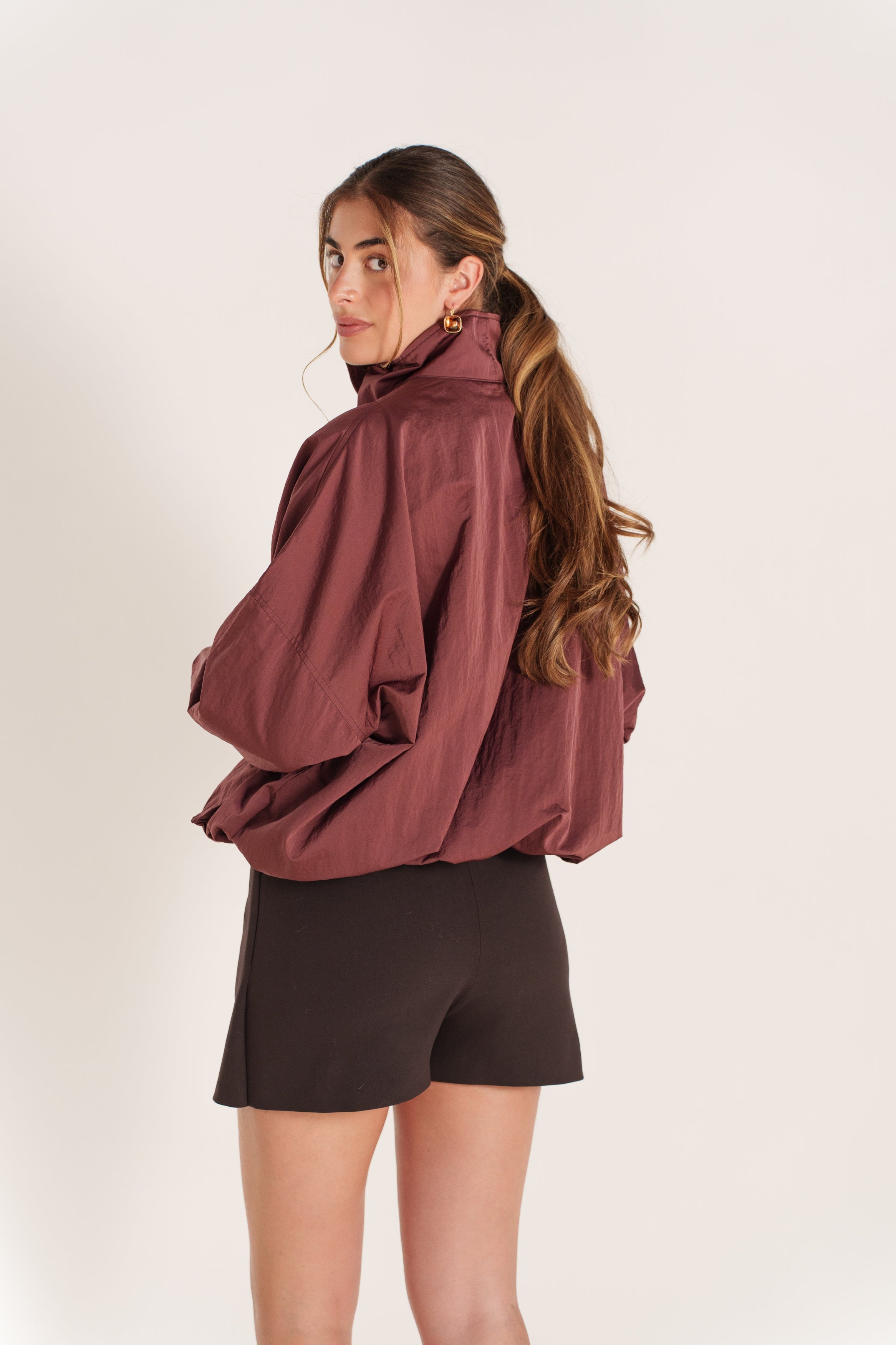 EDITH veste mi-longue imperméable col montant boutonnée bordeaux femme - Escandelle Paris (dos)
#couleur_bordeaux