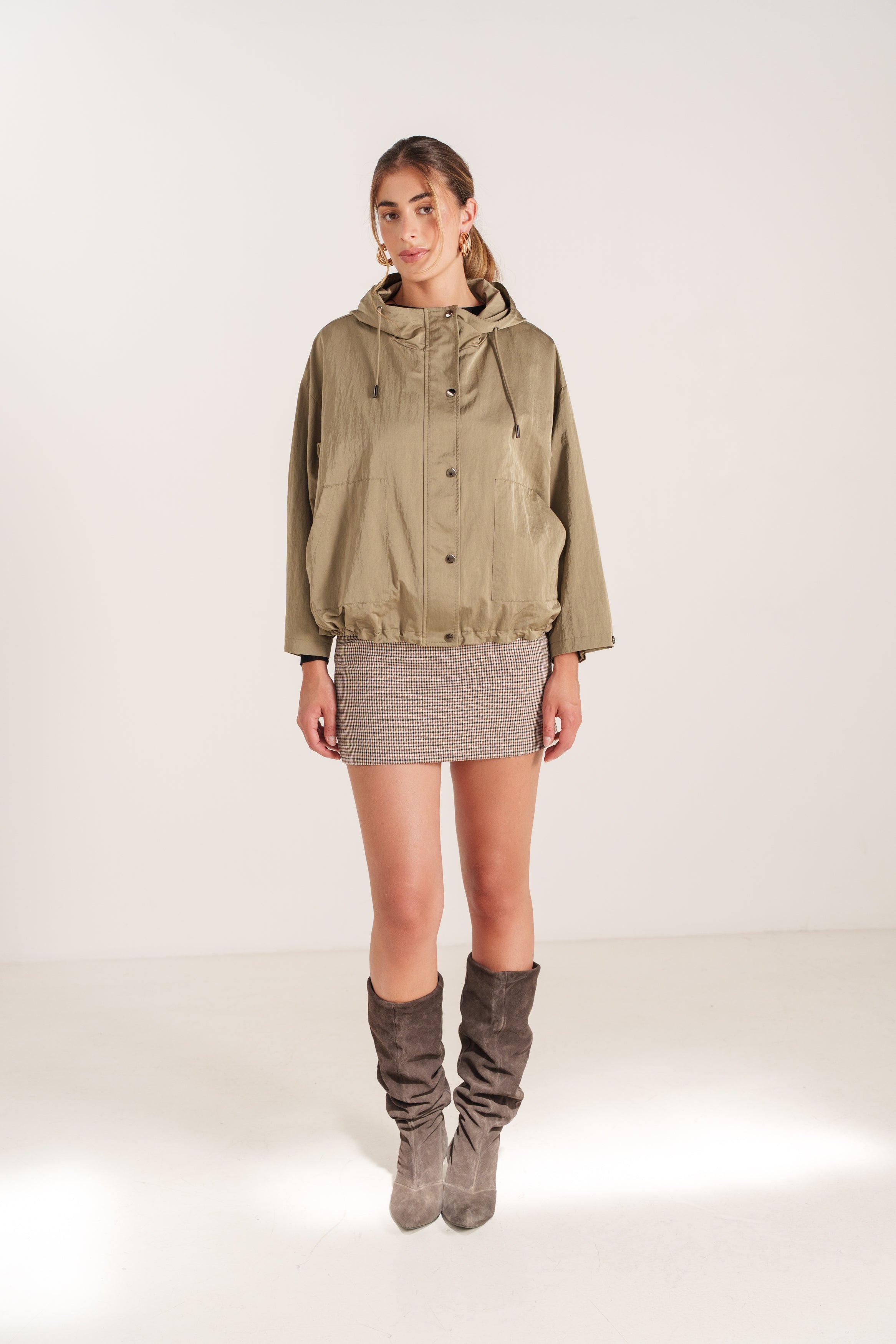 CARINE blouson court imperméable léger oversize kaki femme - Escandelle Paris (silhouette entière)
#couleur_kaki