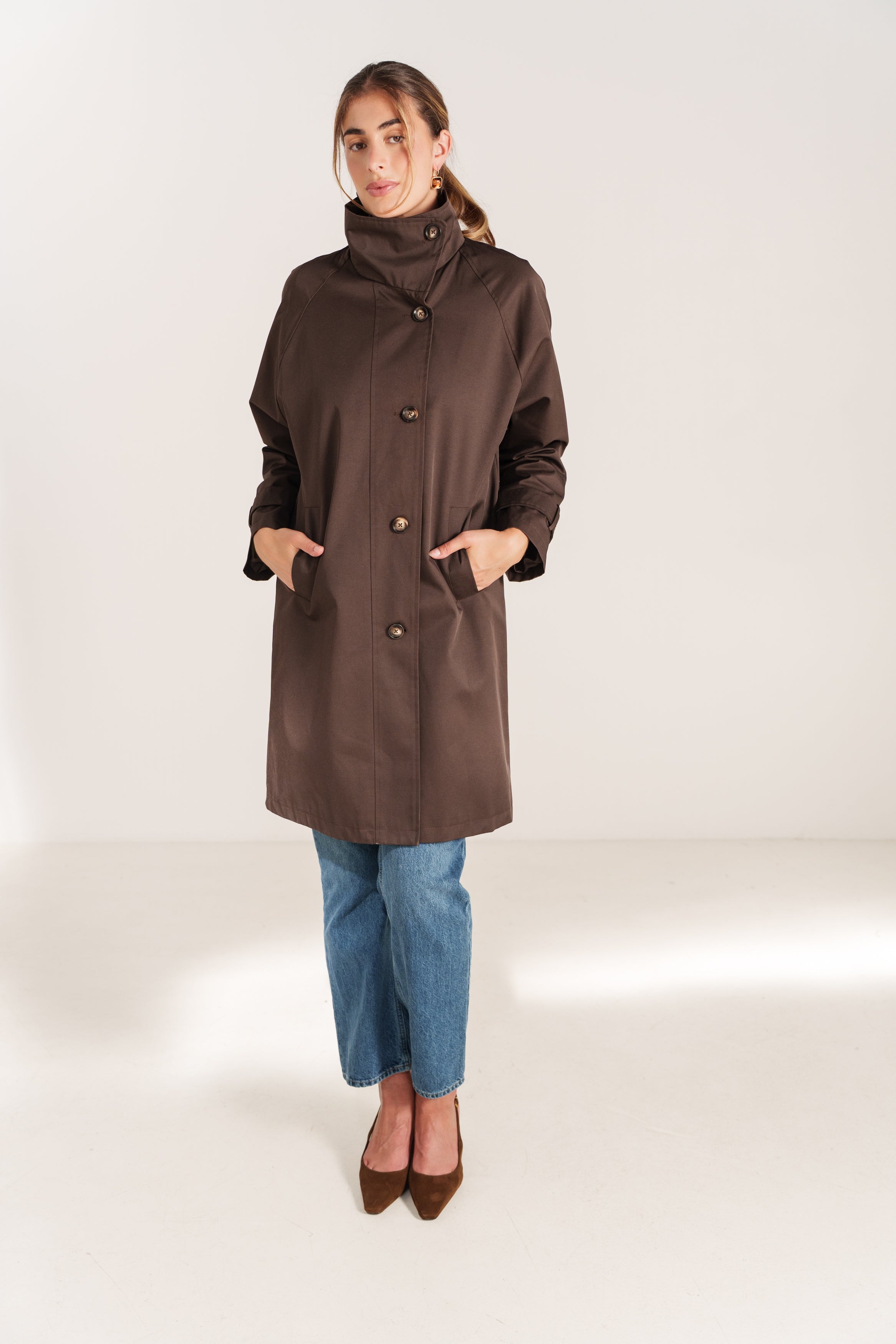 ROSINA trench mi-long fluide col montant boutonnage biais choco femme - Escandelle Paris (silhouette entière)
#couleur_choco