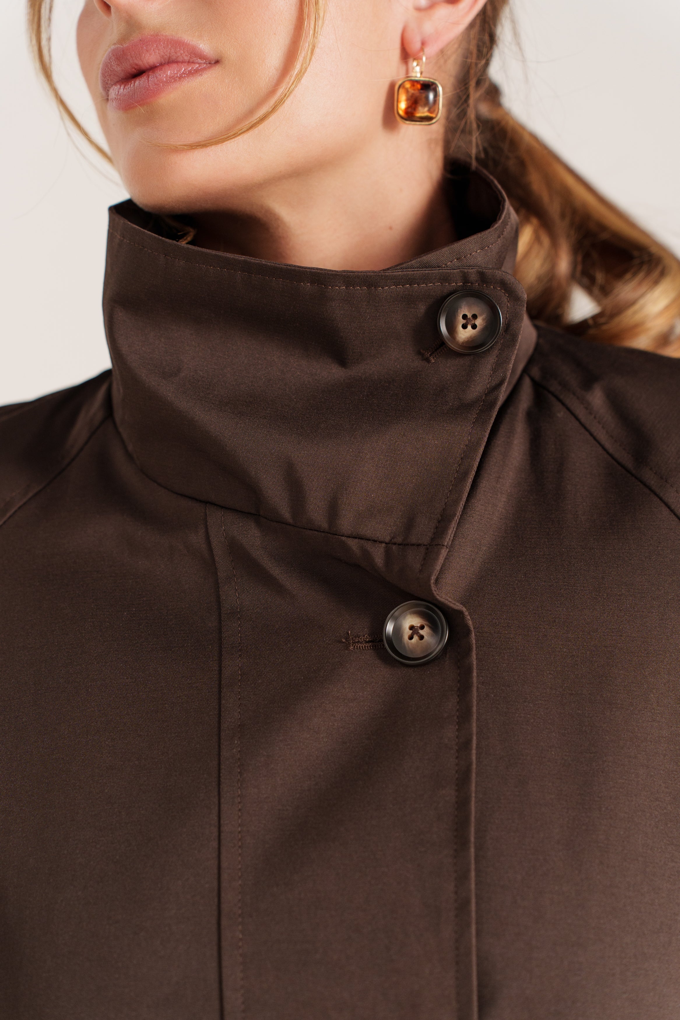 ROSINA trench mi-long fluide col montant boutonnage biais choco femme - Escandelle Paris (gros plan détails matière)
#couleur_choco