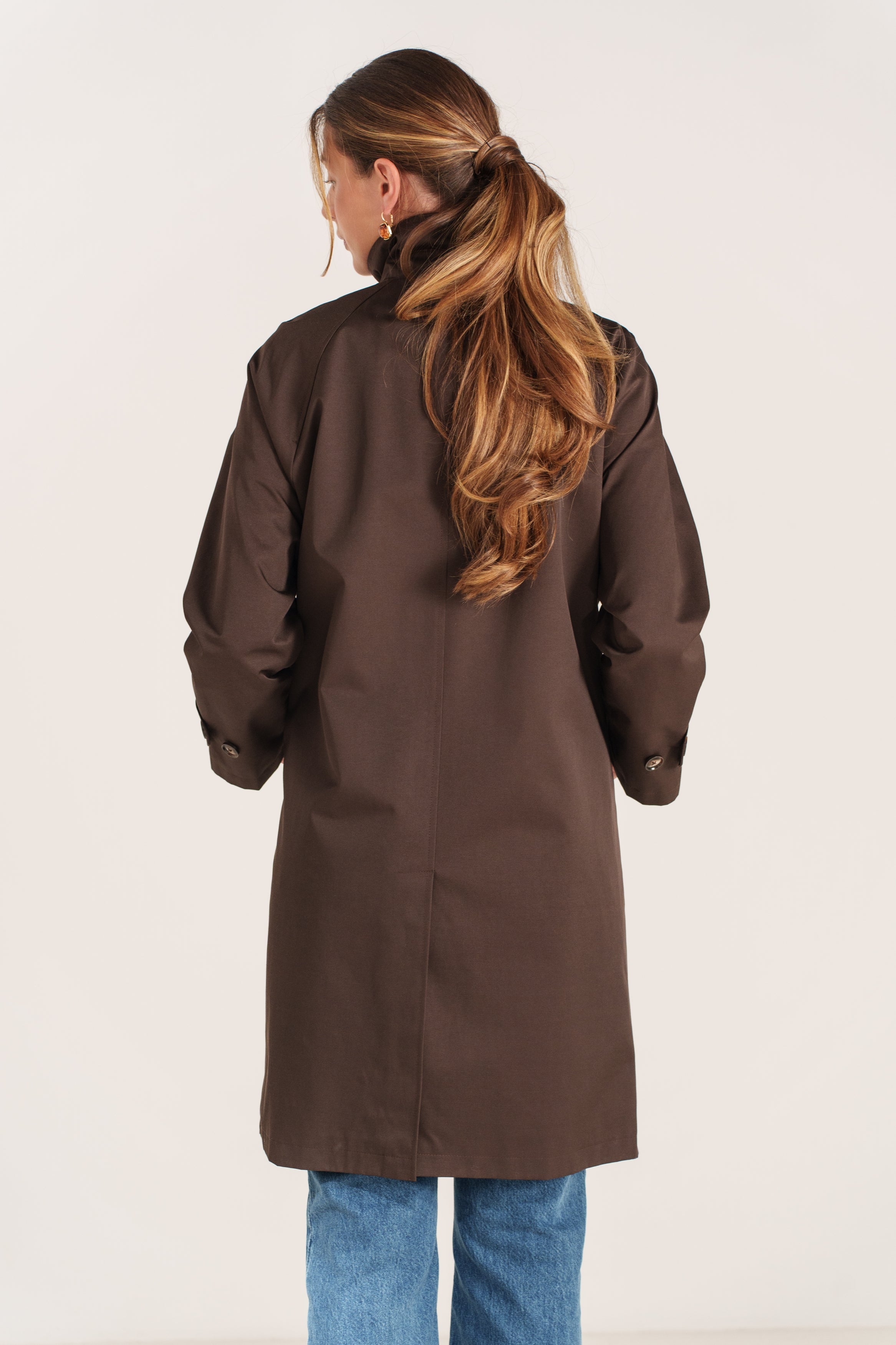 ROSINA trench mi-long fluide col montant boutonnage biais choco femme - Escandelle Paris (dos)
#couleur_choco