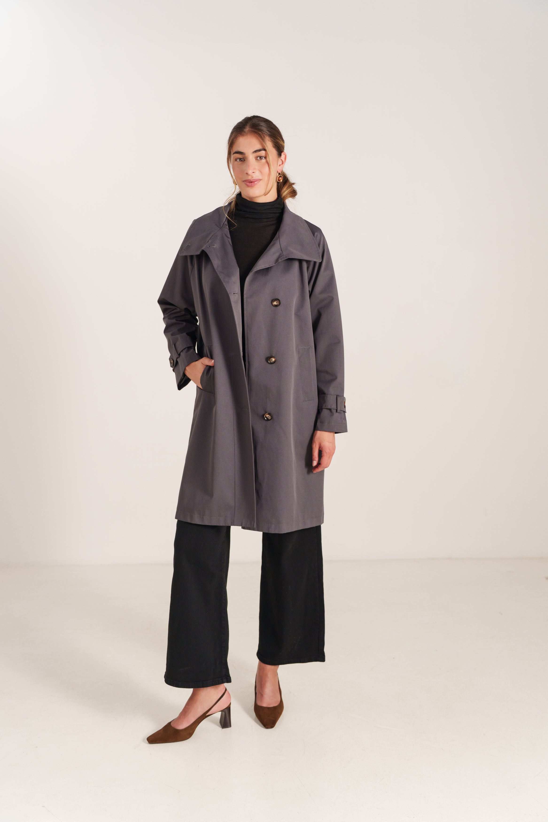 ROSINA trench mi-long fluide col montant boutonnage biais gris femme - Escandelle Paris (silhouette entière)
#couleur_gris