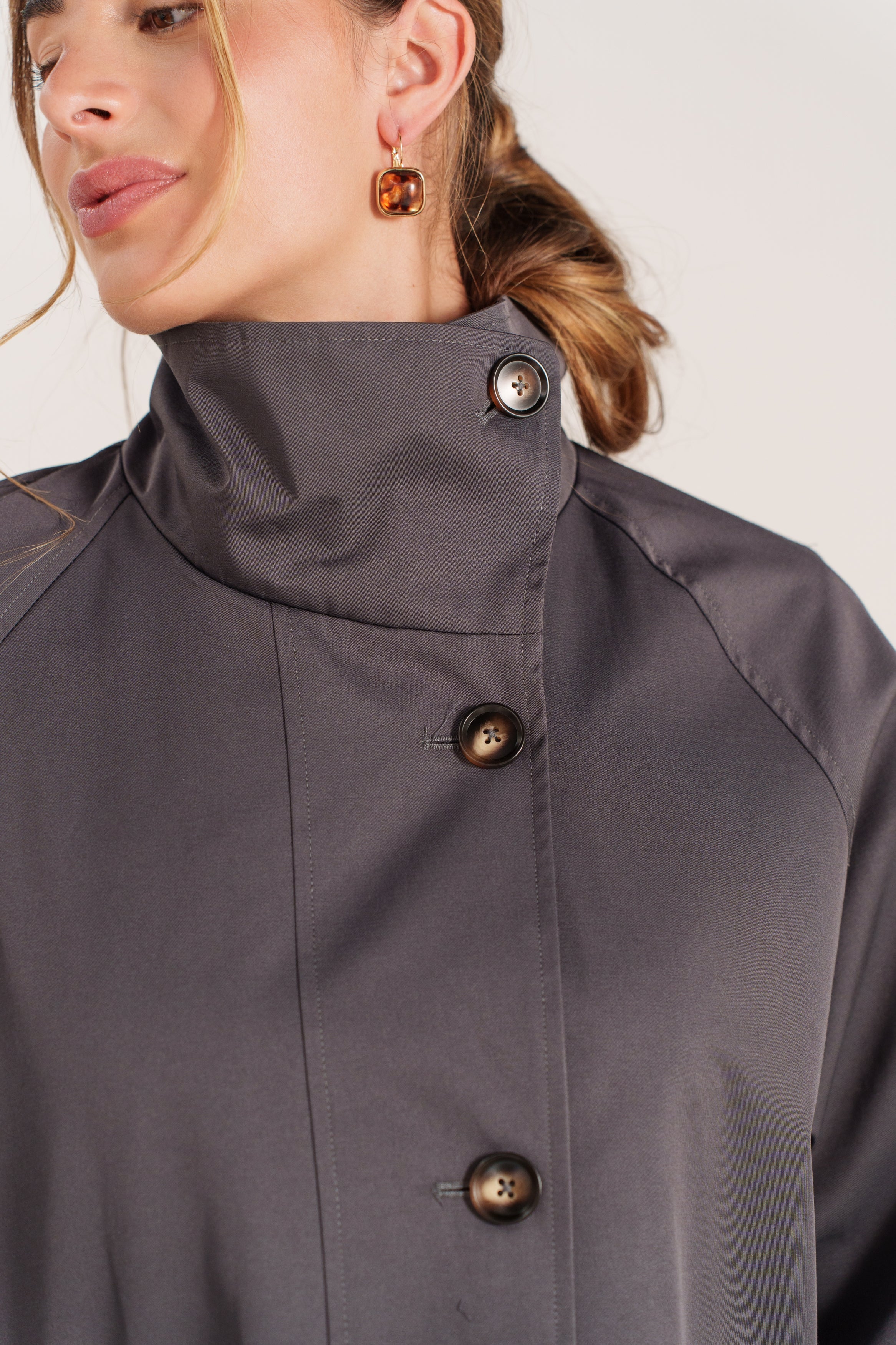 ROSINA trench mi-long fluide col montant boutonnage biais gris femme - Escandelle Paris (gros plan détails matière)
#couleur_gris
