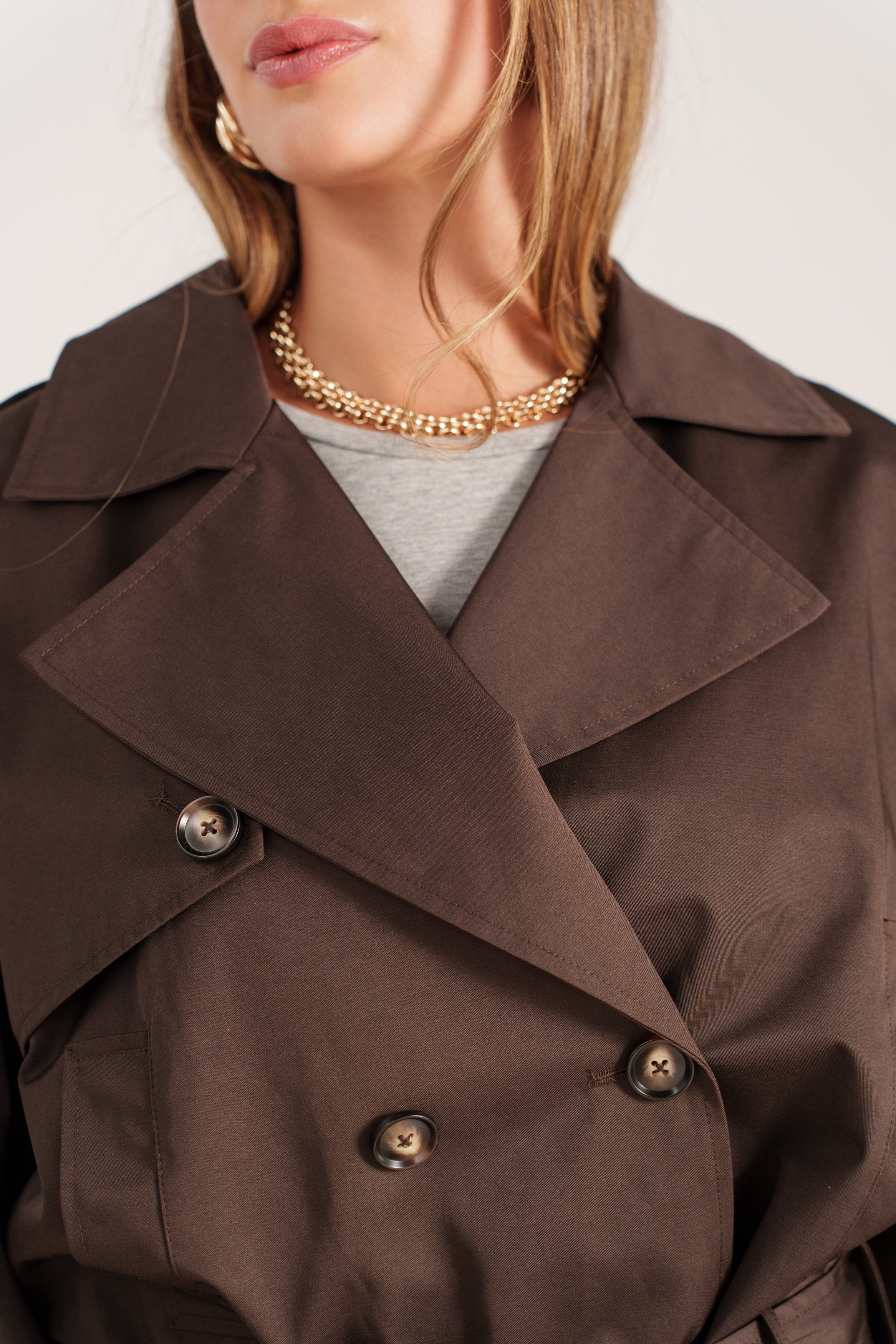 AMANDINE trench court déperlant ceinturé col revers boutonné choco femme - Escandelle Paris (gros plan détails matière)
#couleur_choco