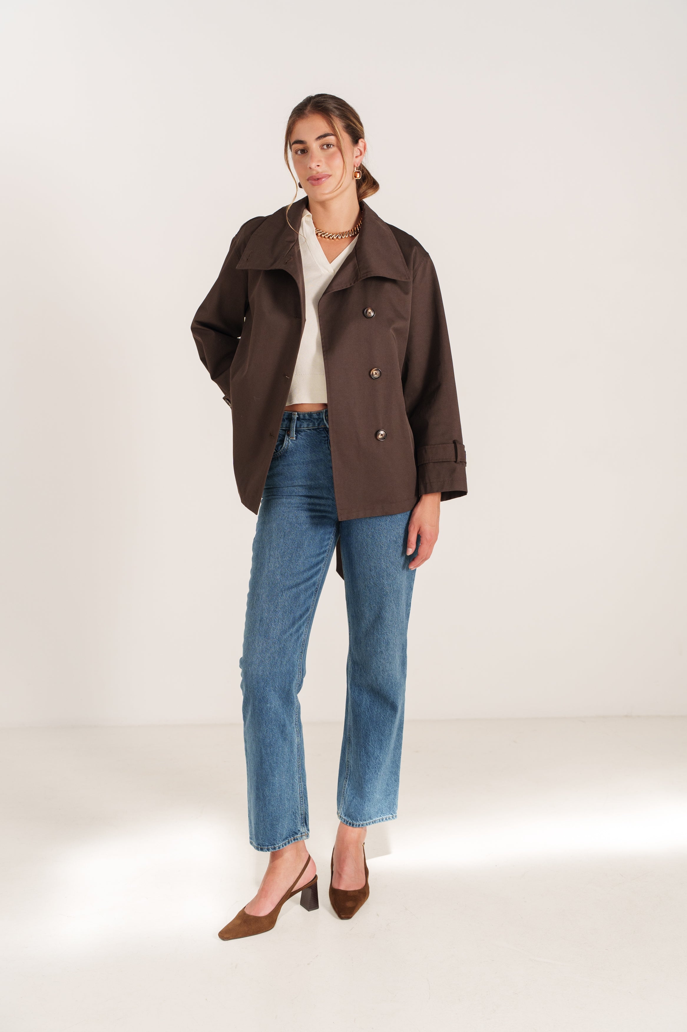 FABIANA trench court fluide col montant ceinturé asymétrique choco femme - Escandelle Paris (silhouette entière)
#couleur_choco