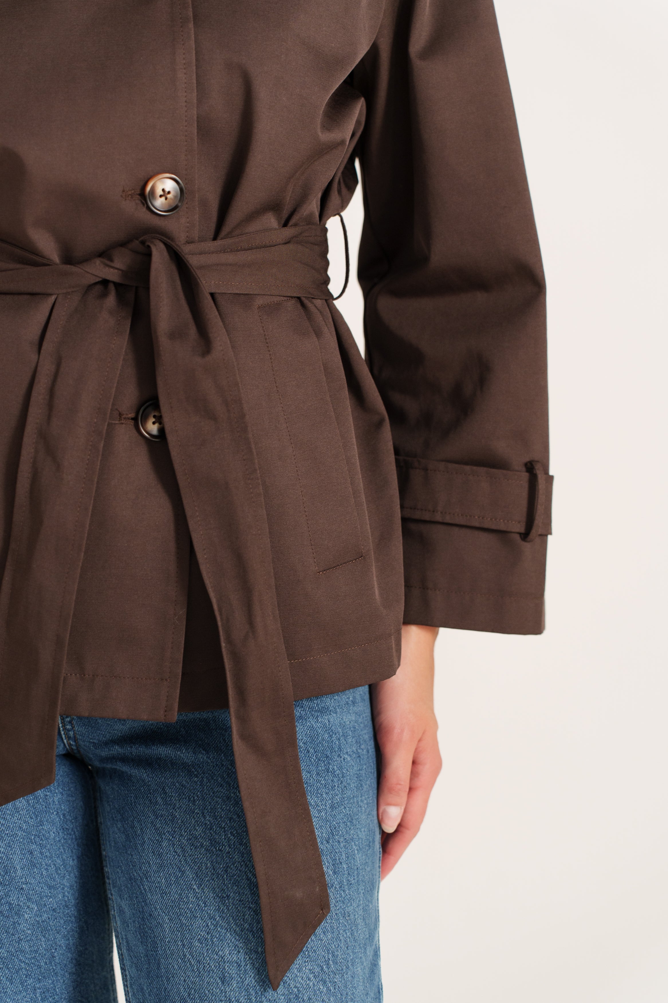 FABIANA trench court fluide col montant ceinturé asymétrique choco femme - Escandelle Paris (gros plan détails matière)
#couleur_choco