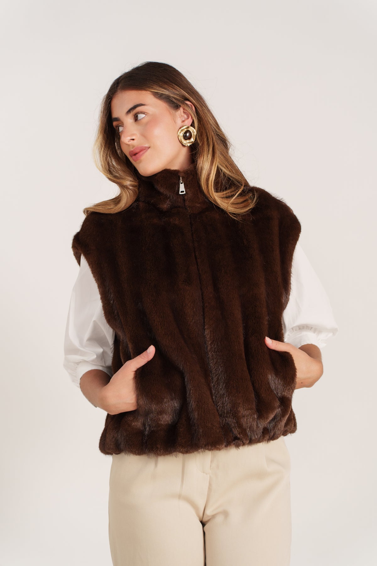 MAELYS gilet sans manches fausse fourrure col montant zippé choco femme - Escandelle Paris (portrait)
#couleur_choco