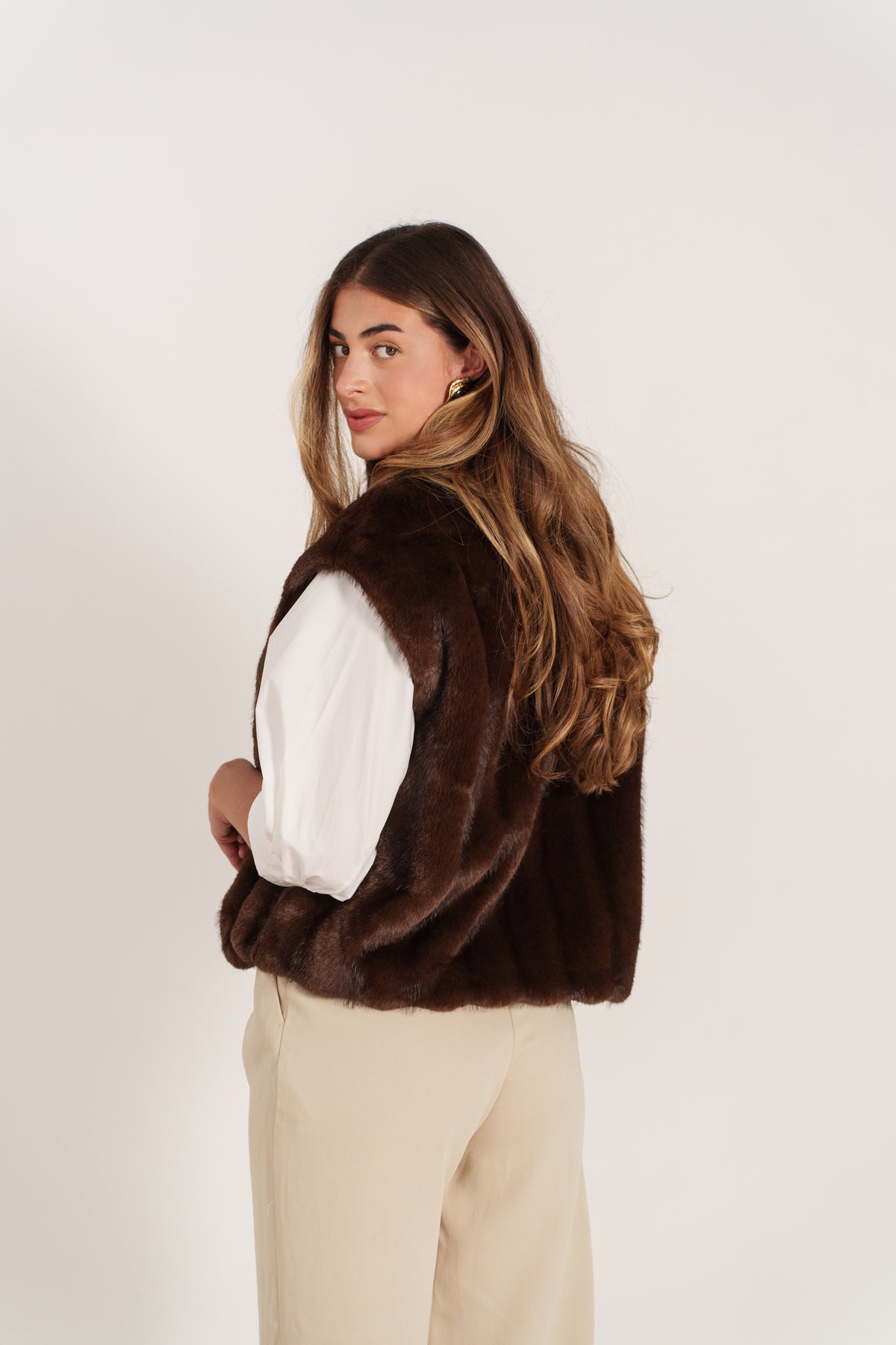 MAELYS gilet sans manches fausse fourrure col montant zippé choco femme - Escandelle Paris (dos)
#couleur_choco