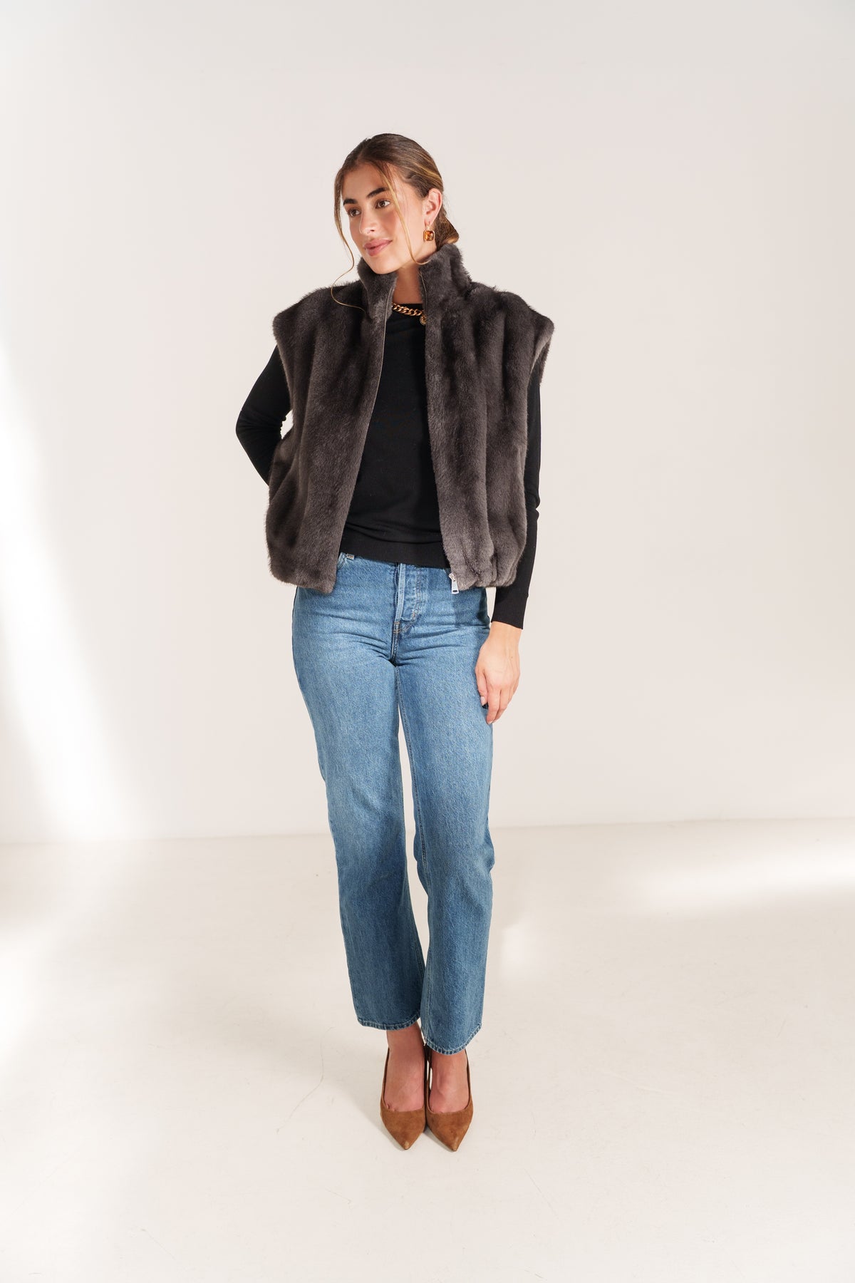 MAELYS gilet sans manches fausse fourrure col montant zippé gris femme - Escandelle Paris (silhouette entière)
#couleur_gris