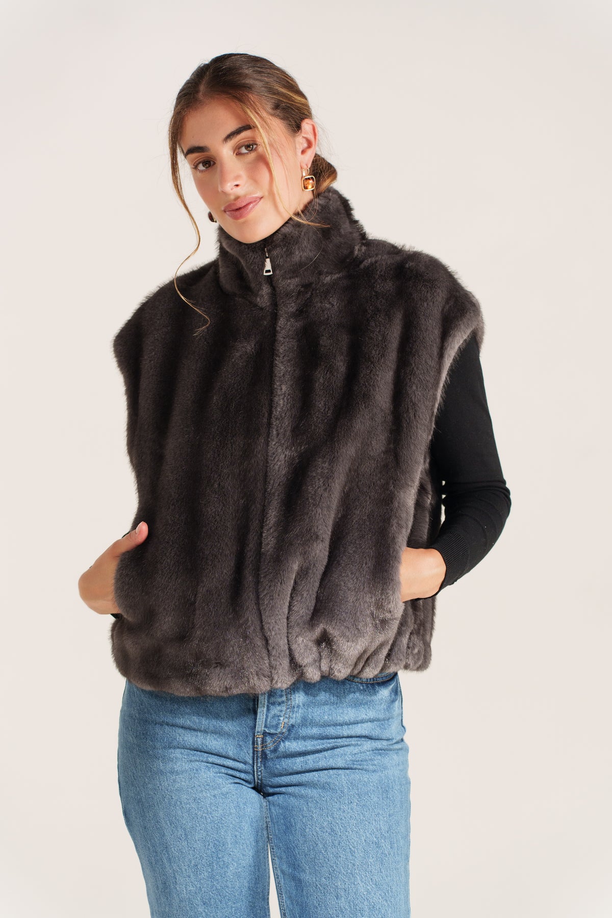 MAELYS gilet sans manches fausse fourrure col montant zippé gris femme - Escandelle Paris (portrait)
#couleur_gris