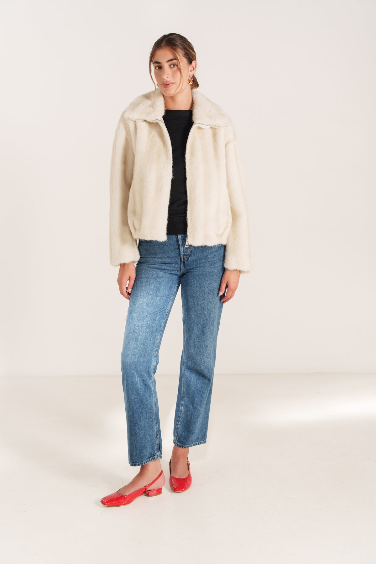 ISABAU veste courte fausse fourrure col montant zippée beige femme - Escandelle Paris (silhouette entière)
#couleur_beige