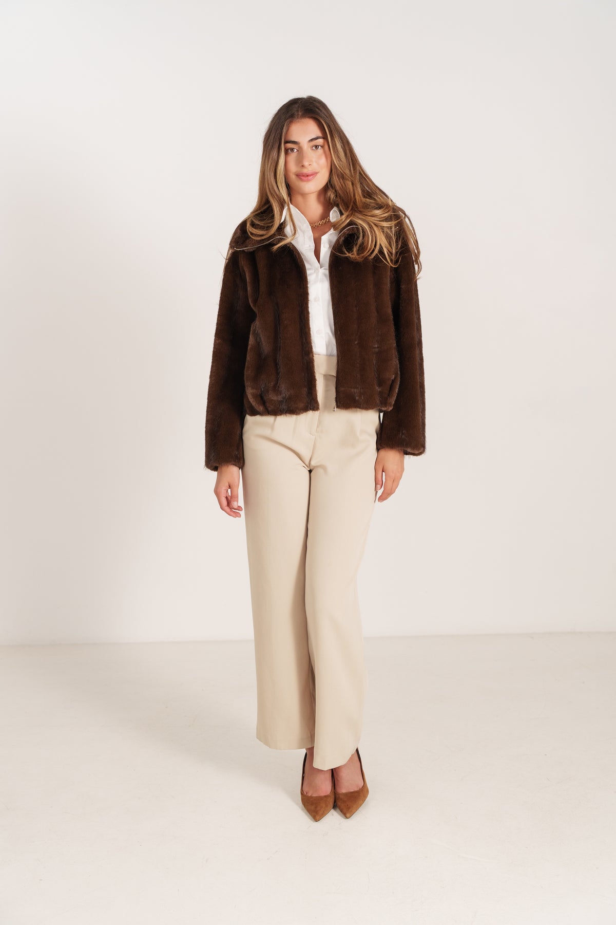 ISABAU veste courte fausse fourrure col montant zippée choco femme - Escandelle Paris (silhouette entière)
#couleur_choco