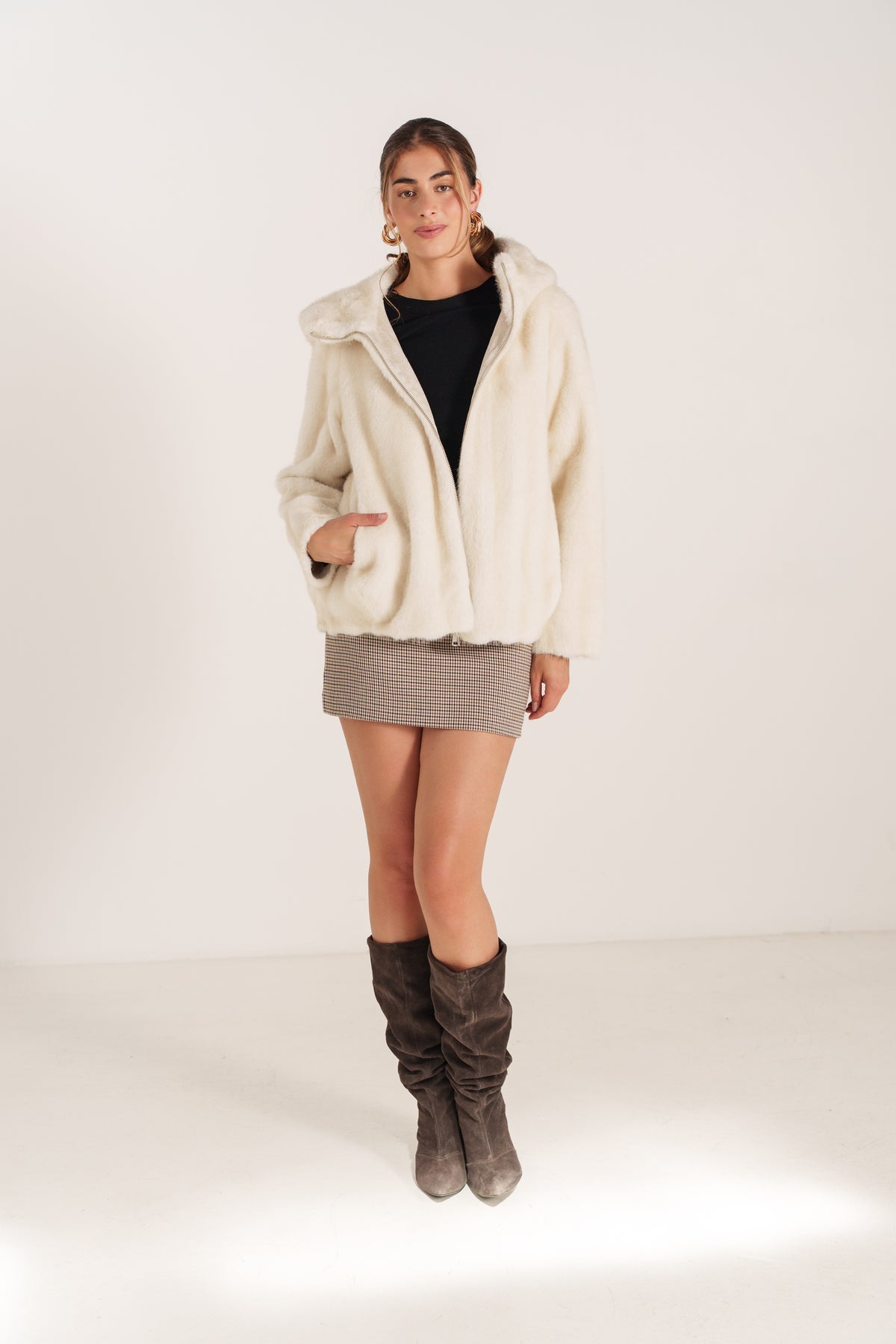 LISANDRA veste courte fausse fourrure poil long capuche beige femme - Escandelle Paris (silhouette entière)
#couleur_beige