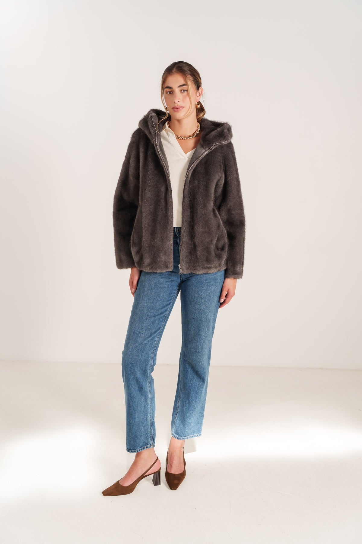 LISANDRA veste courte fausse fourrure poil long capuche gris femme - Escandelle Paris (silhouette entière)
#couleur_gris