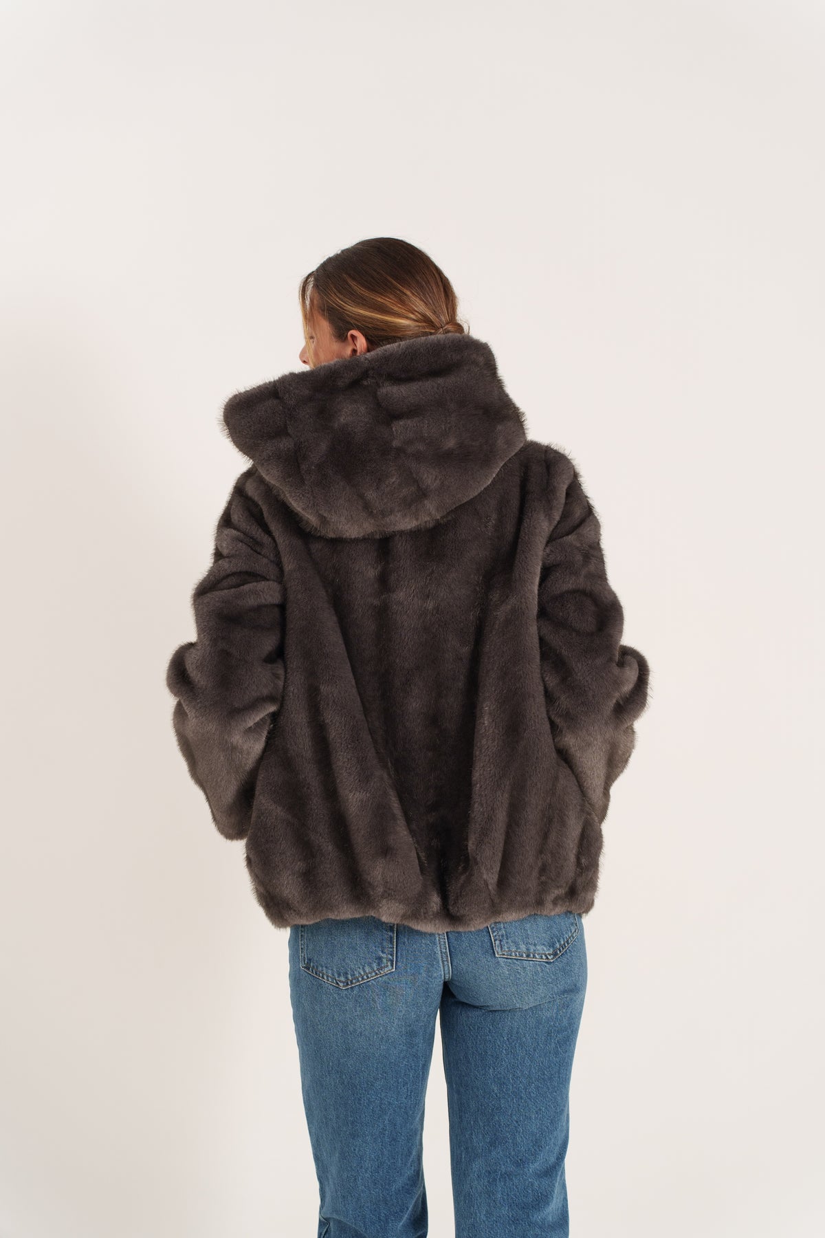 LISANDRA veste courte fausse fourrure poil long capuche gris femme - Escandelle Paris (dos)
#couleur_gris