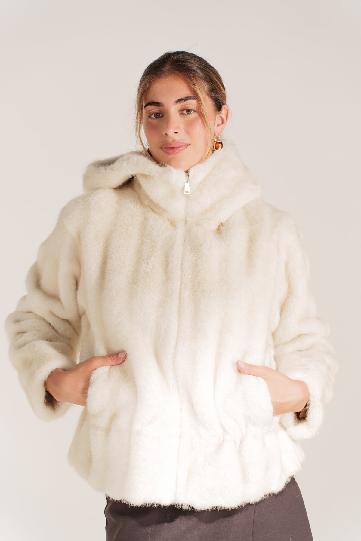 LAURINE veste courte fausse fourrure poil ras capuche beige femme - Escandelle Paris (portrait)
#couleur_beige