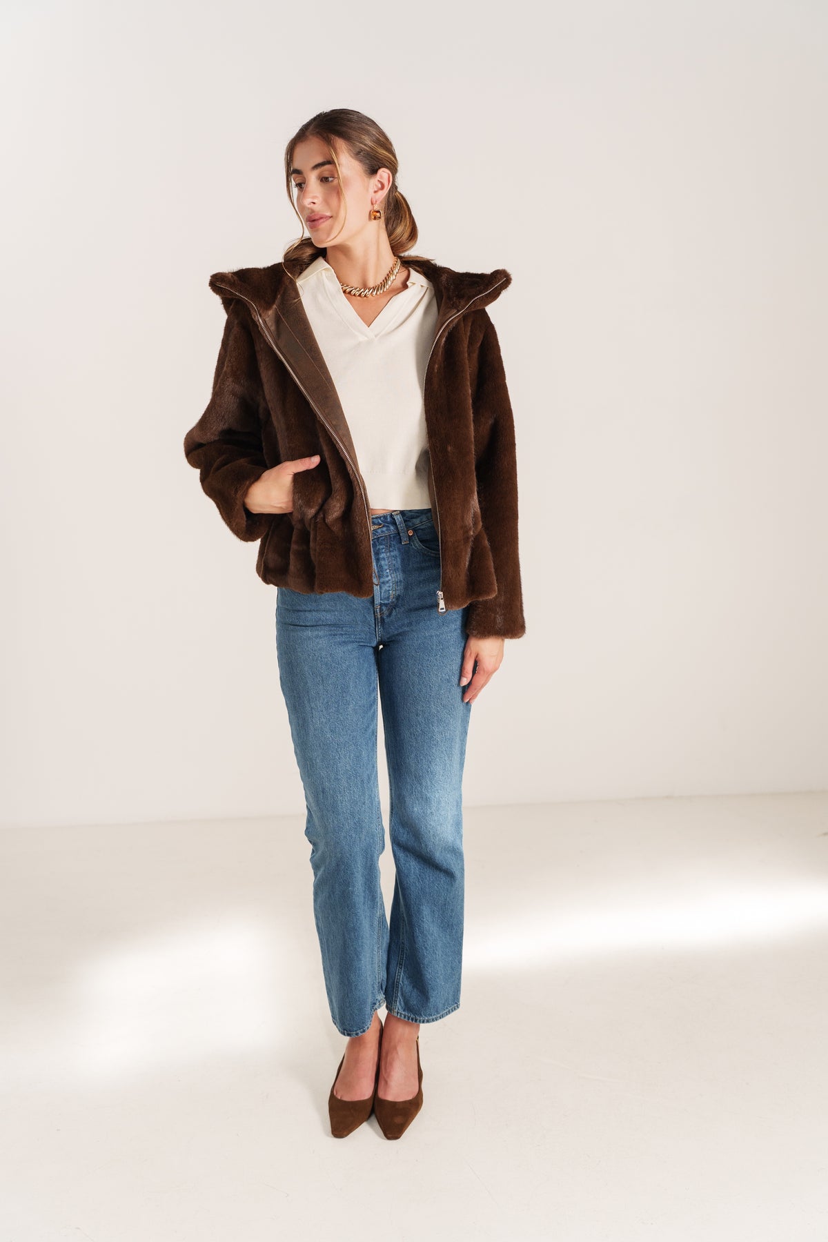 LAURINE veste courte fausse fourrure poil ras capuche choco femme - Escandelle Paris (silhouette entière)
#couleur_choco